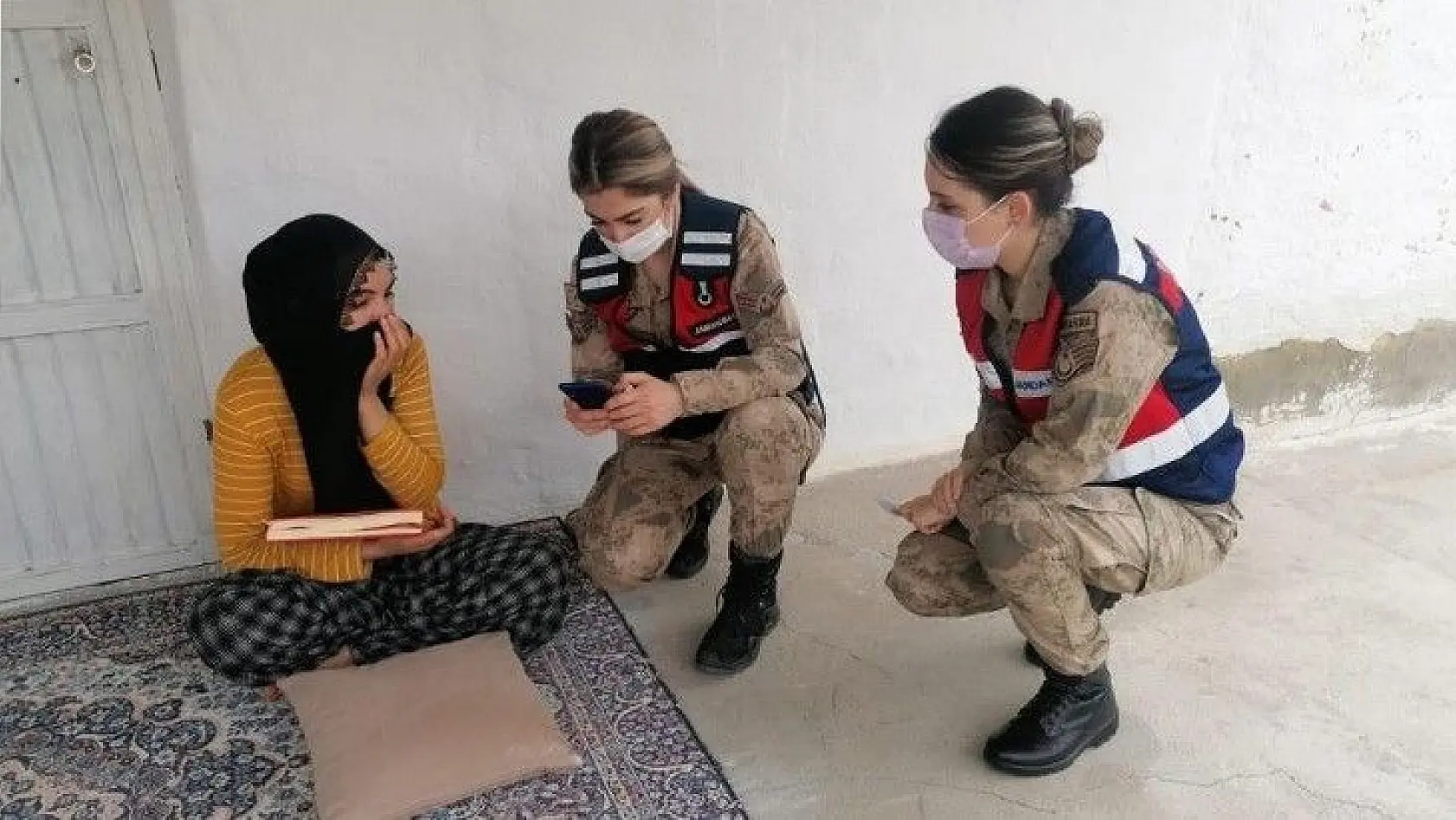 Jandarma köy köy gezerek 'Kadın Destek Uygulamasını' tanıtıyor