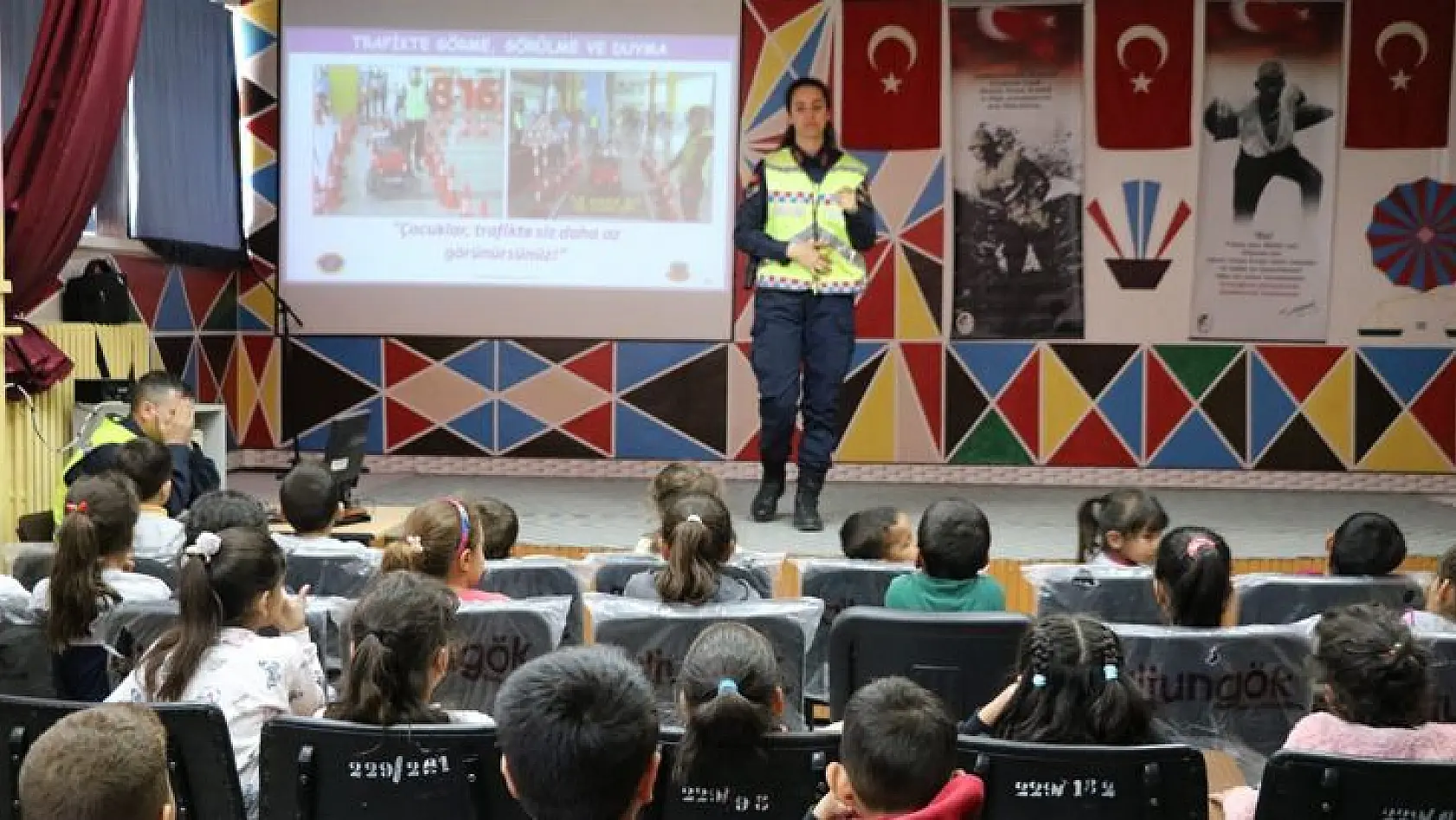 Jandarma, Öğrencilere Trafik Güvenliği Eğitimi Verdi