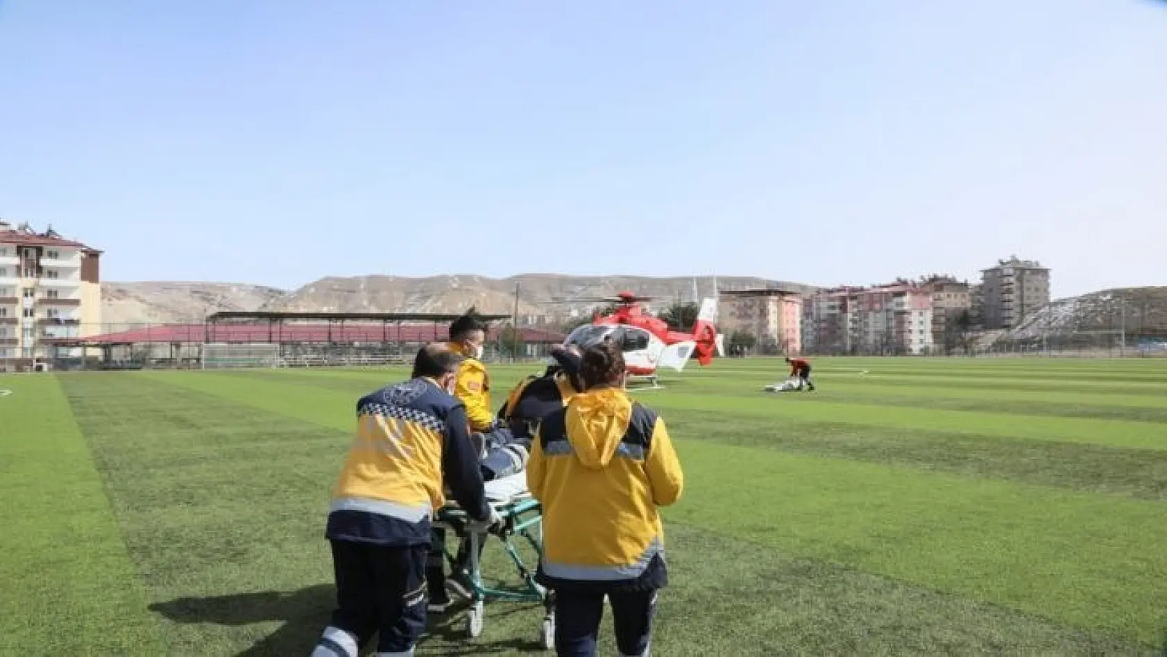 Kalp krizi geçiren 112 personeline ambulans helikopter yetişti