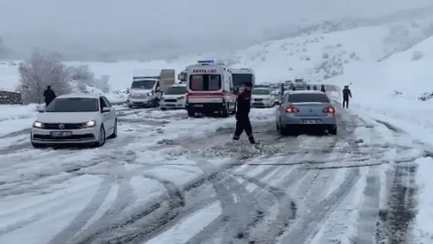 Kar yağışı etkisini gösterdi, onlarca araç yolda kaldı