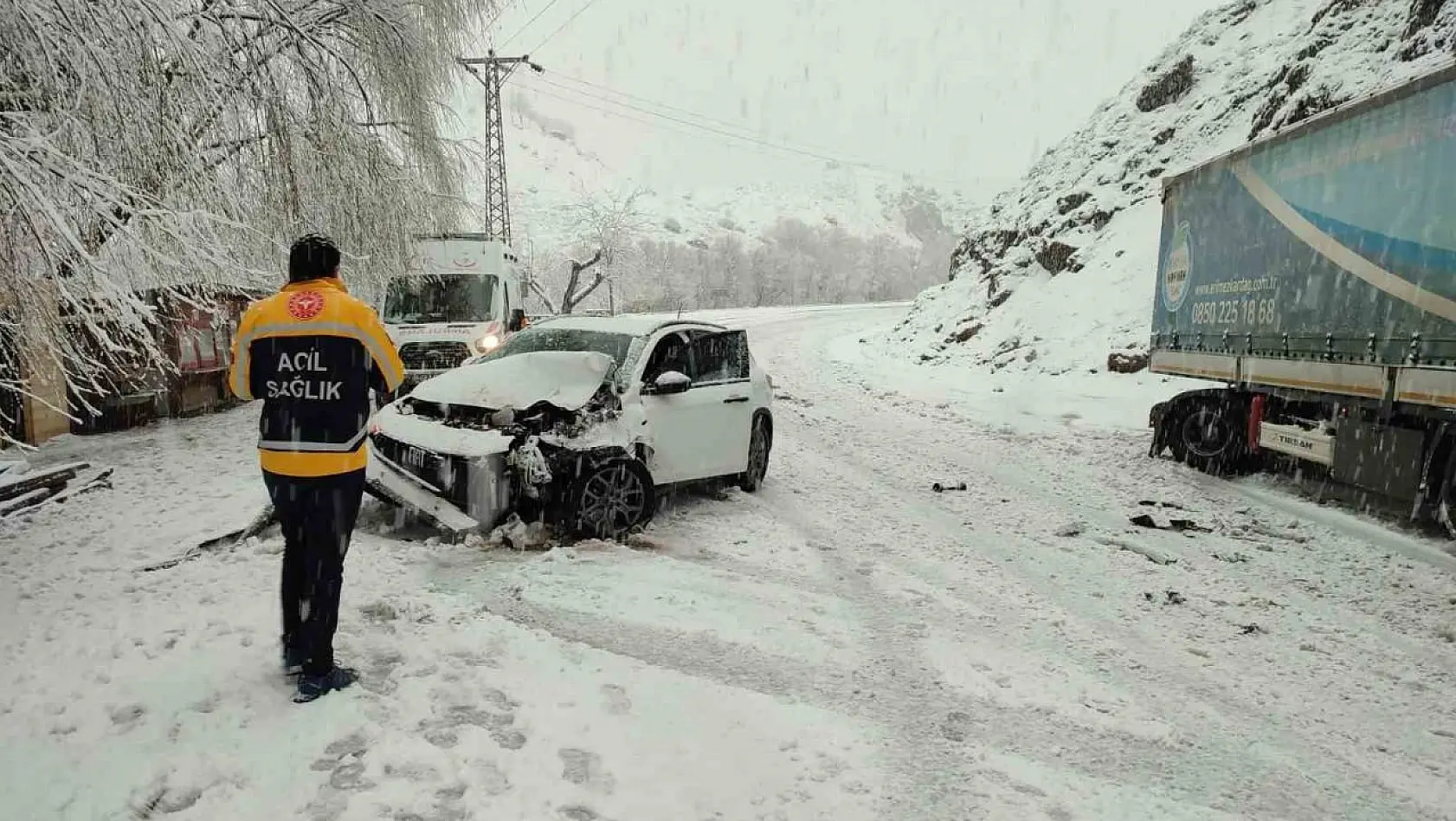 Kar yağışı kazaya neden oldu, iki araç çarpıştı: 2 yaralı