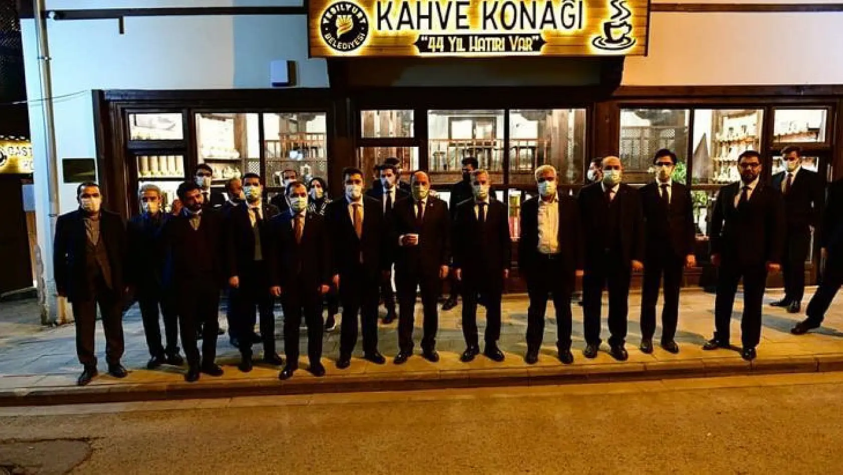 Karayel ile AK Partililer Yeşilyurt Kahve Konağını gezdi