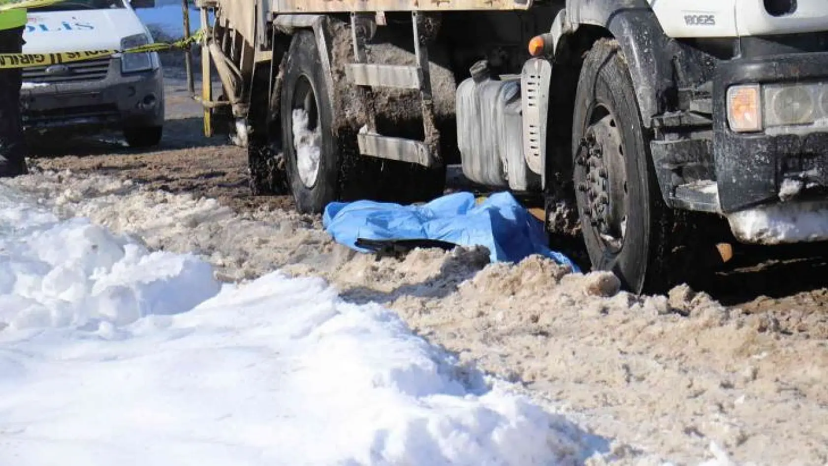 Karda kayarak kamyonun altına giren kadın feci şekilde öldü