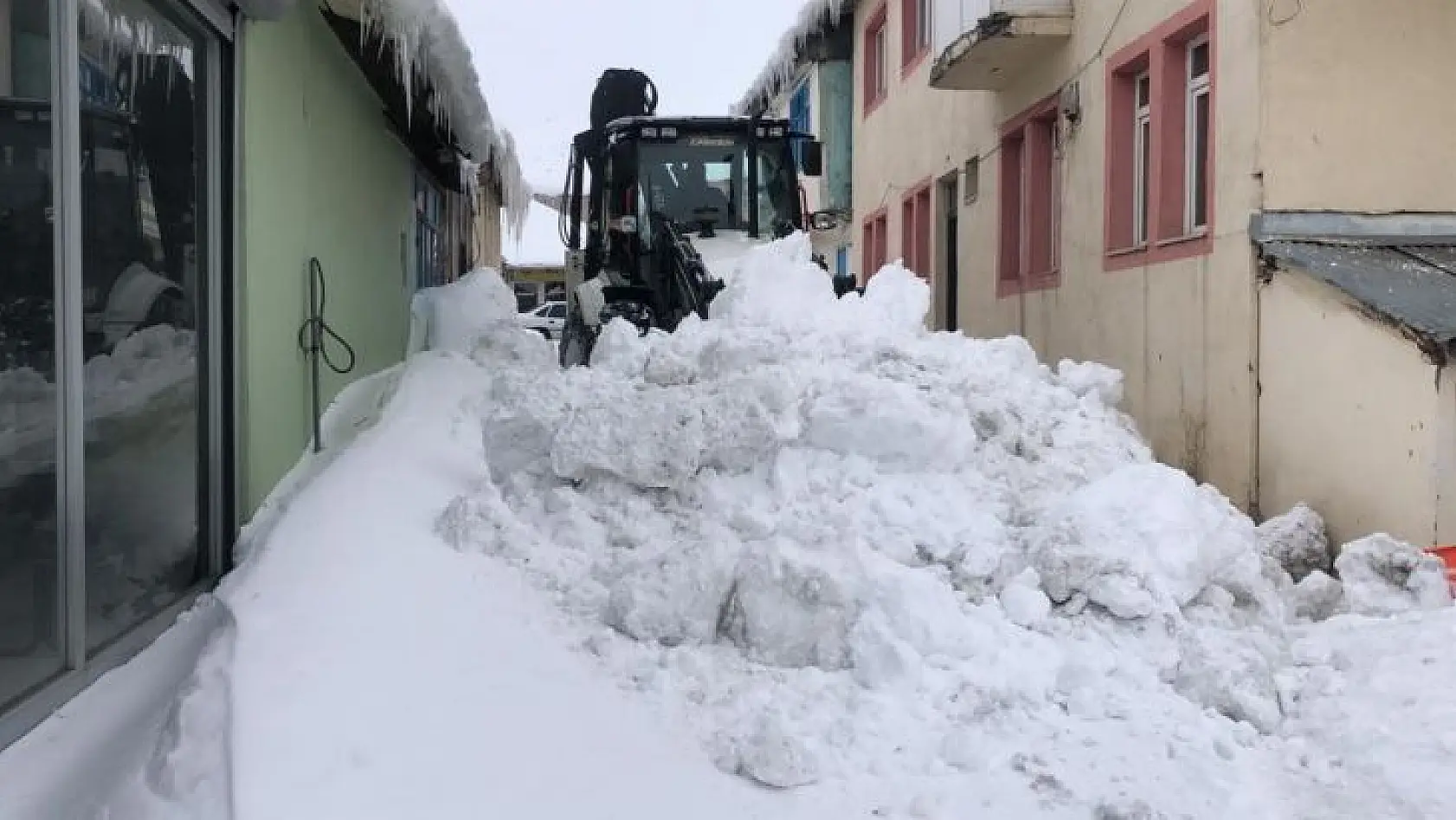 Karlıova Belediyesi'nin karla mücadelesi sürüyor