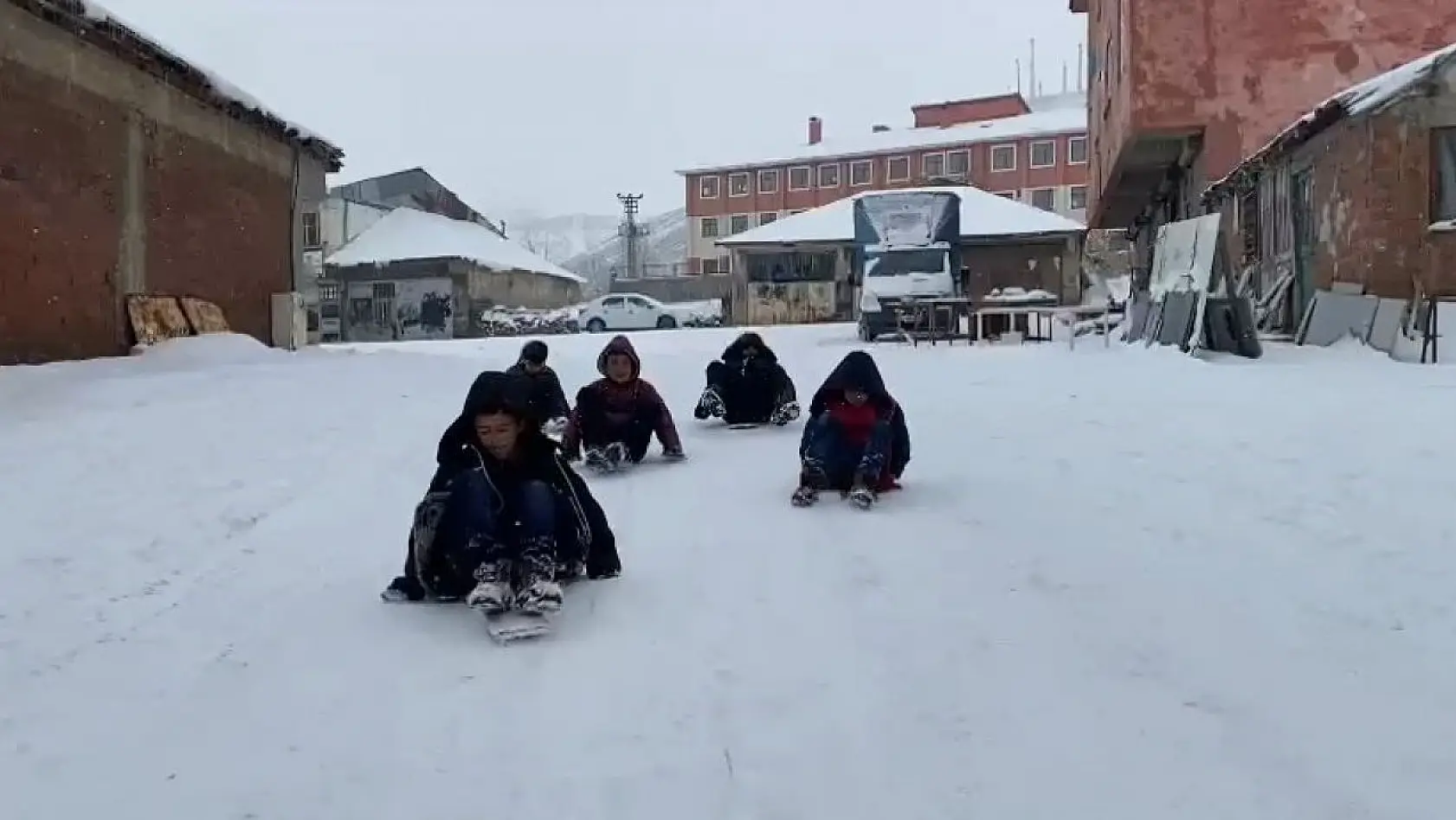 Karlıova'da beklenen karın yağması en çok çocukları sevindirdi