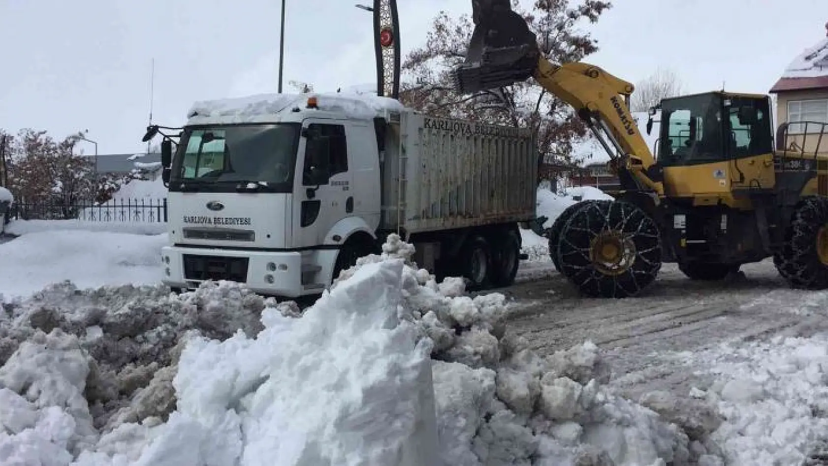Karlıova'da belediye ekipleri kar temizliğine devam ediyor