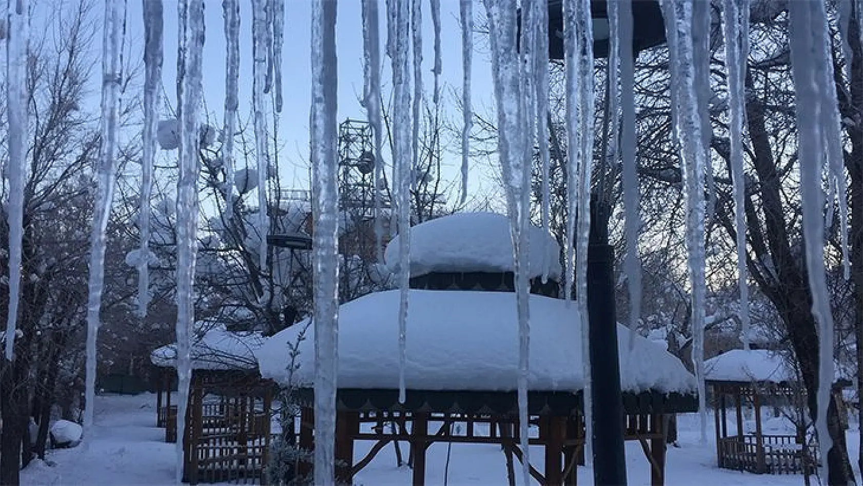 Karlıova'da Buz Sarkıtları Oluştu Çeşmeler Dondu