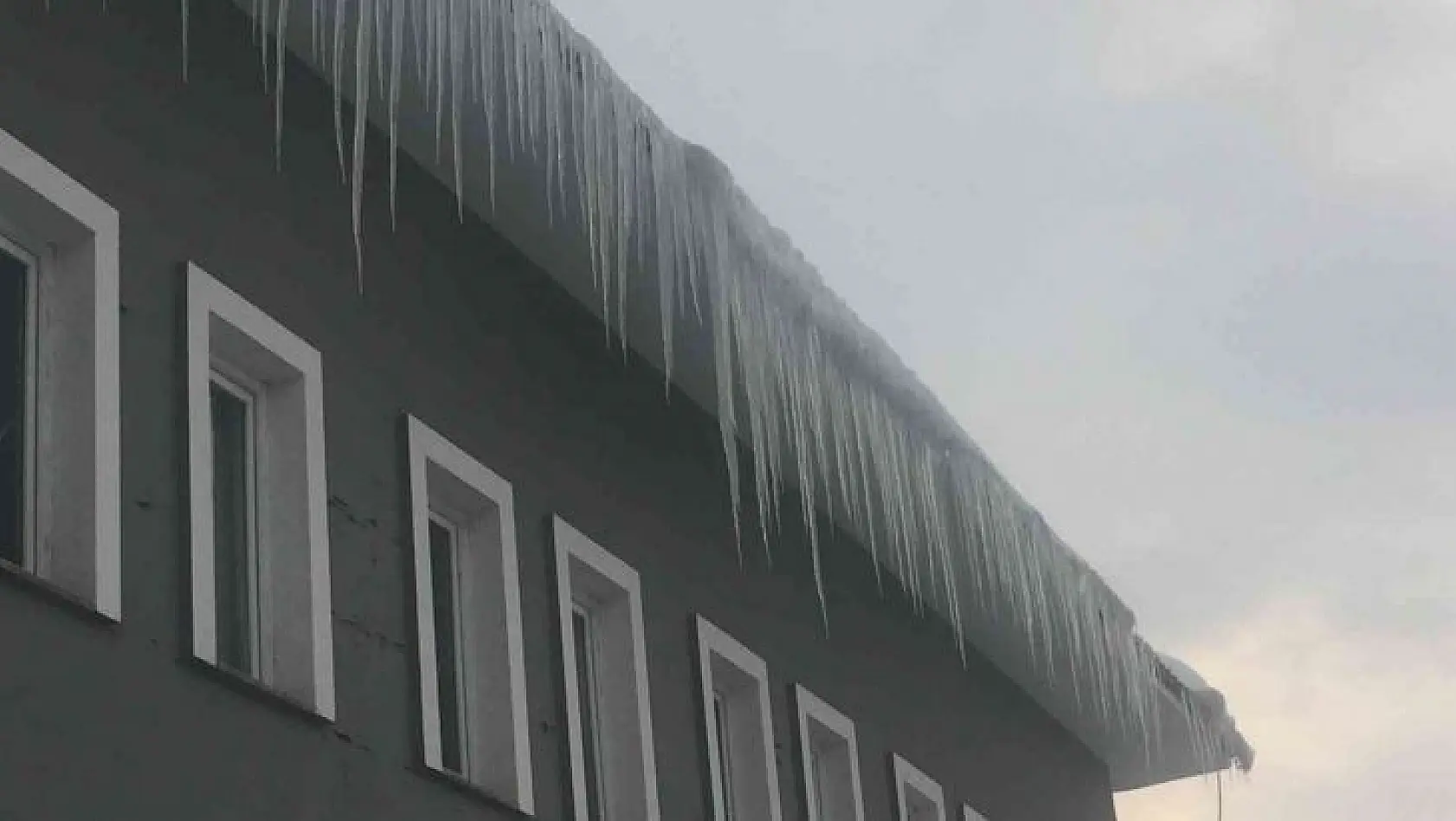 Karlıova'da kar yağışı durdu, hava sıcaklığı eksi 20'e düştü