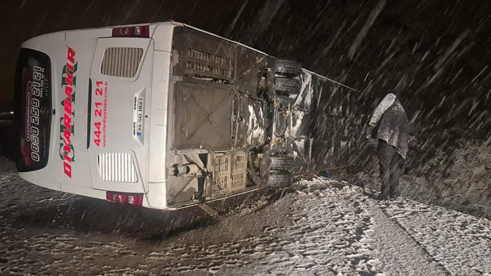 Karlıova'da Yolcu Otobüsü Devrildi: Olay Yerine Çok Sayıda Ambulans ve İtfaiye Sevk Edildi