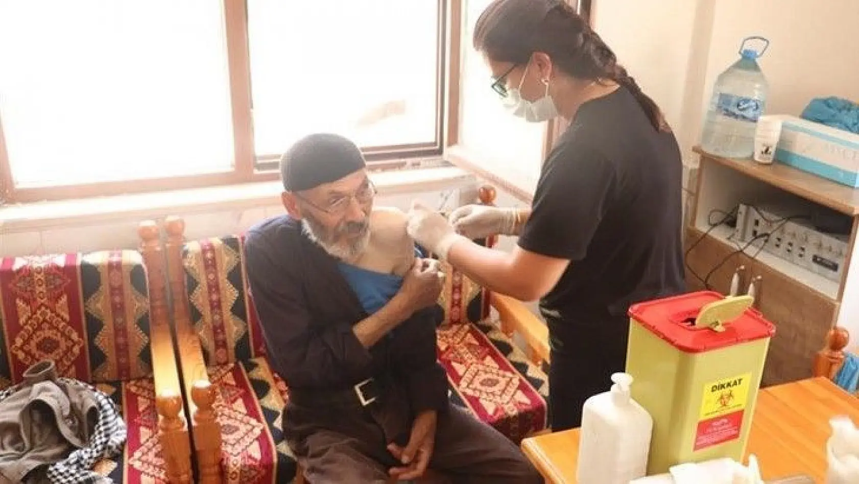 Kovancılar 'da aşı seferberliği, ekipler kapı kapı dolaşıp vatandaşları aşılıyor