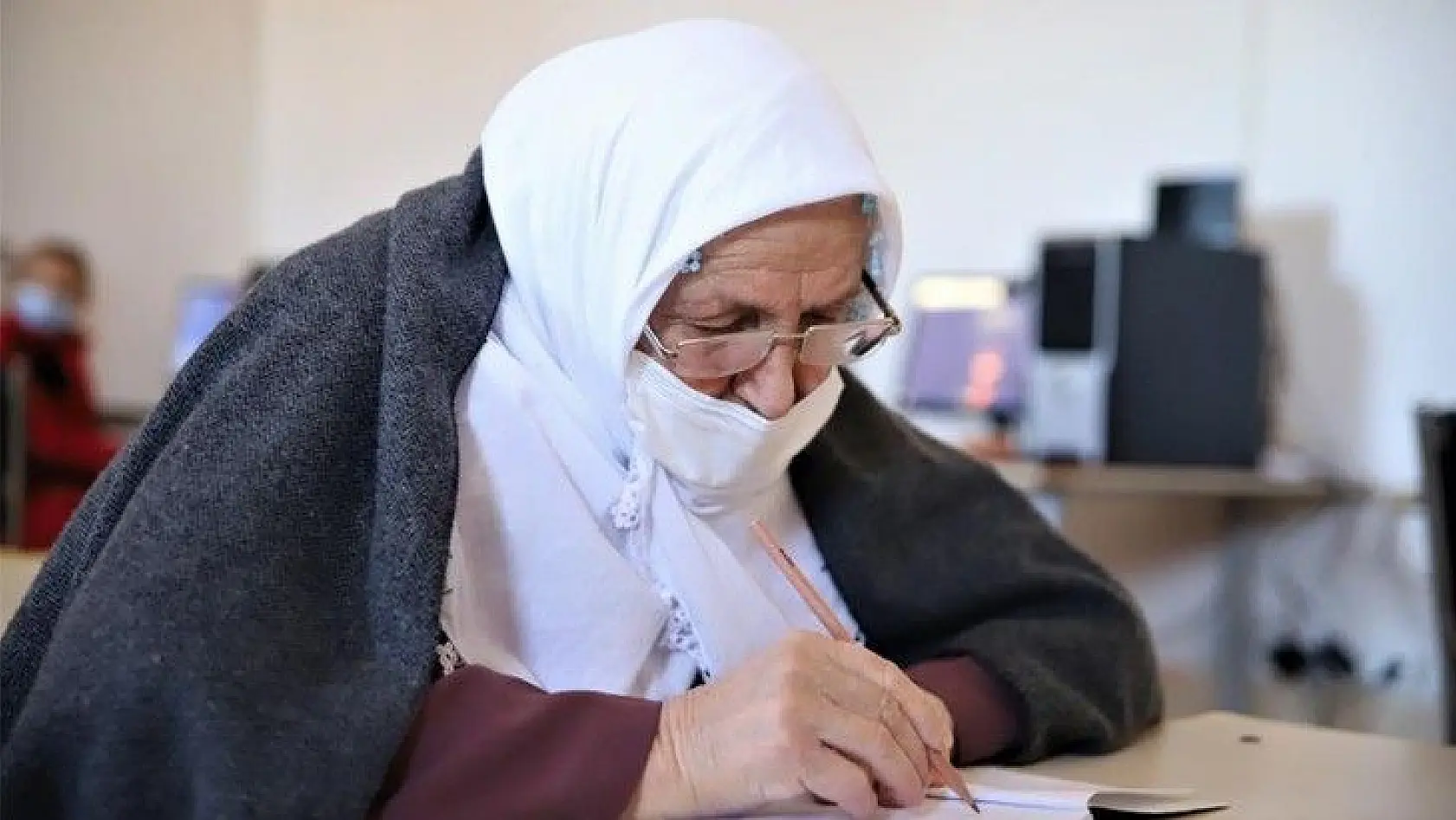 Kur'an-ı Kerim okumak için 70 yaşında okuma yazma öğreniyor