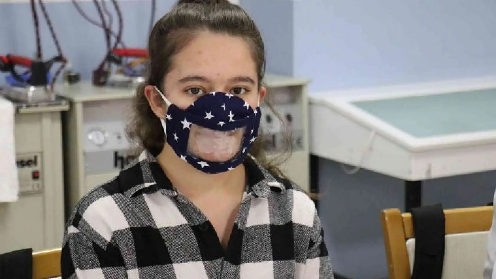 Lise öğrencileri işitme engeliler için şeffaf maske üretti