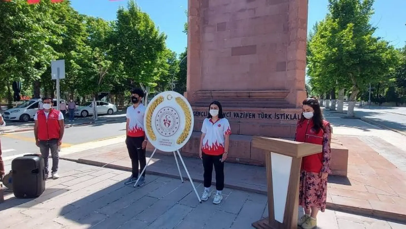 Malatya'da Atatürk anıtına çelen sunuldu