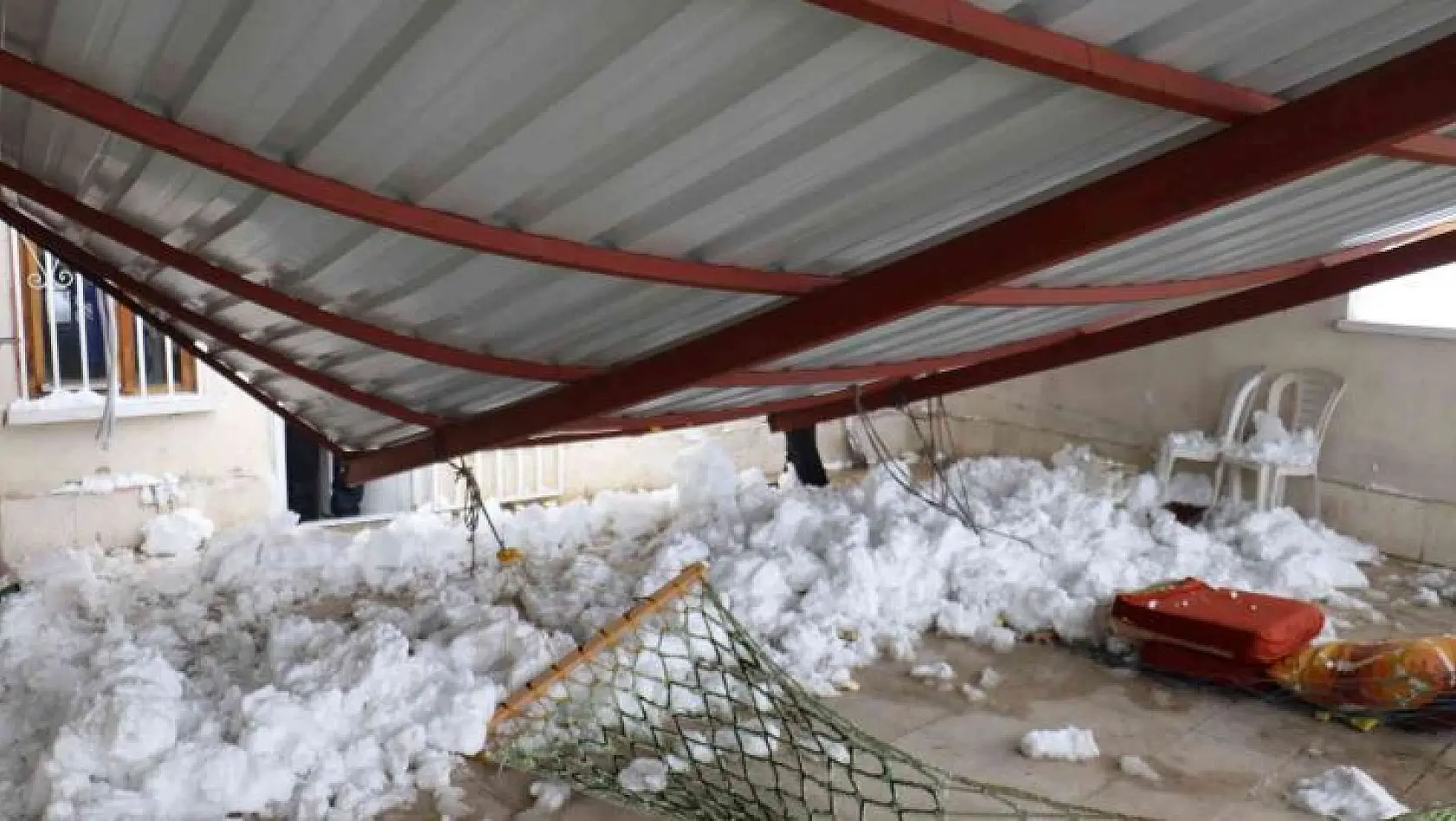 Malatya'da bir saat içerisinde üç ayrı noktada çatı çöktü