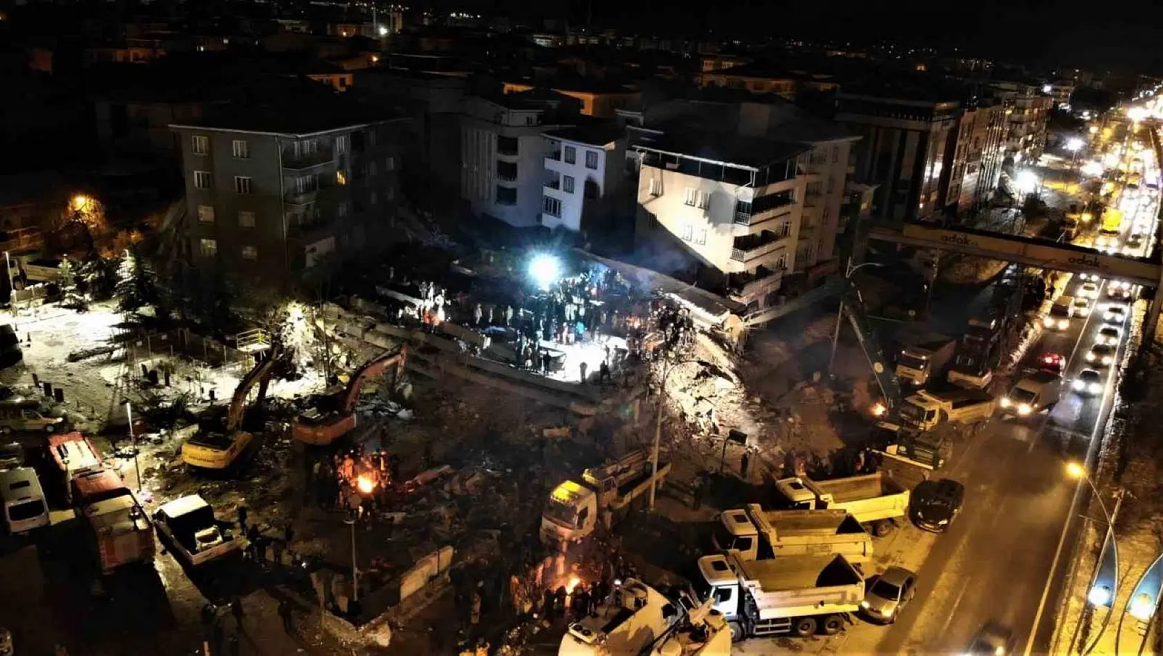 Malatya'da ekiplerin gece çalışması havadan görüntülendi
