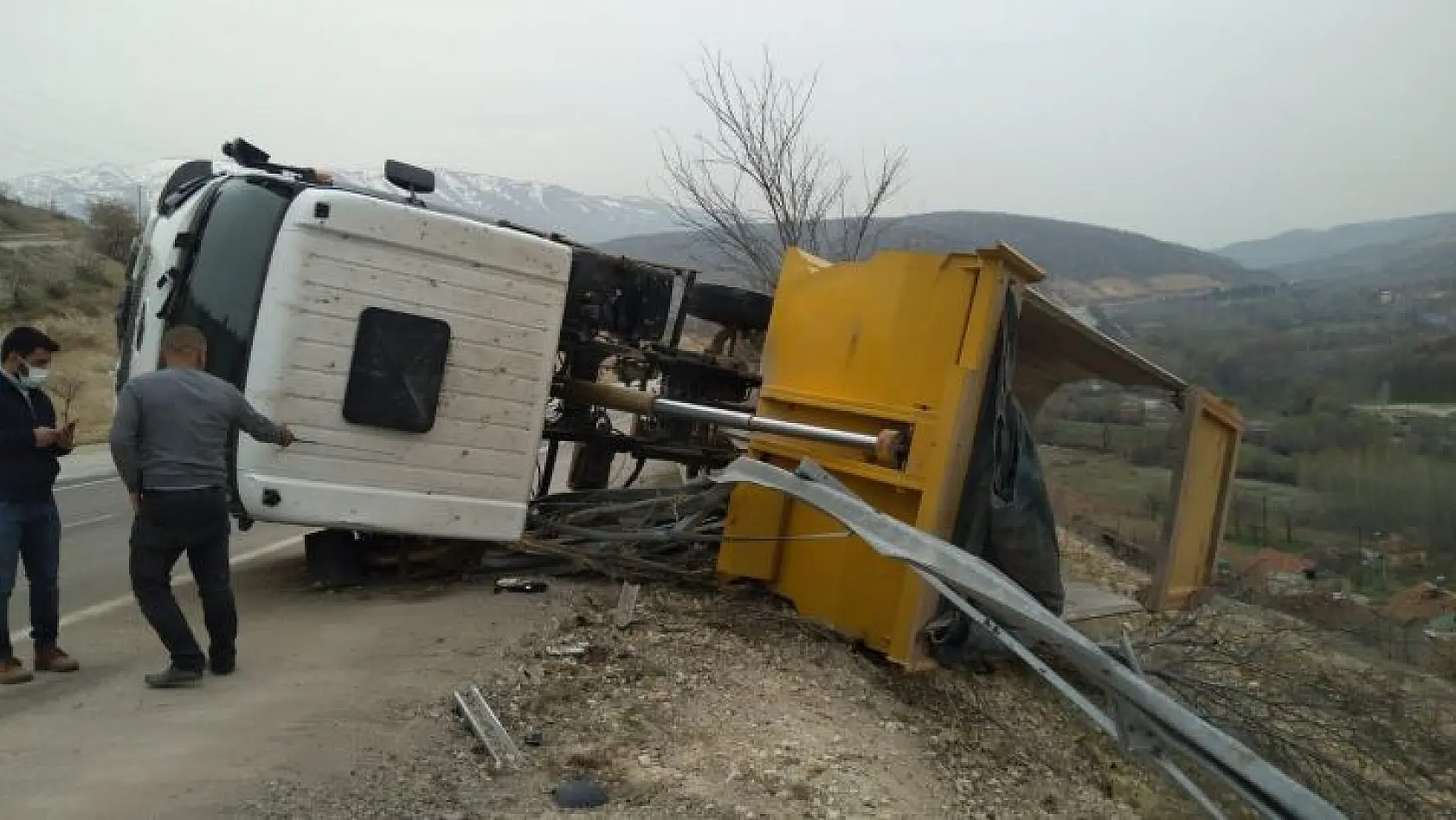 Malatya'da hafriyat kamyonu devrildi: 1 yaralı
