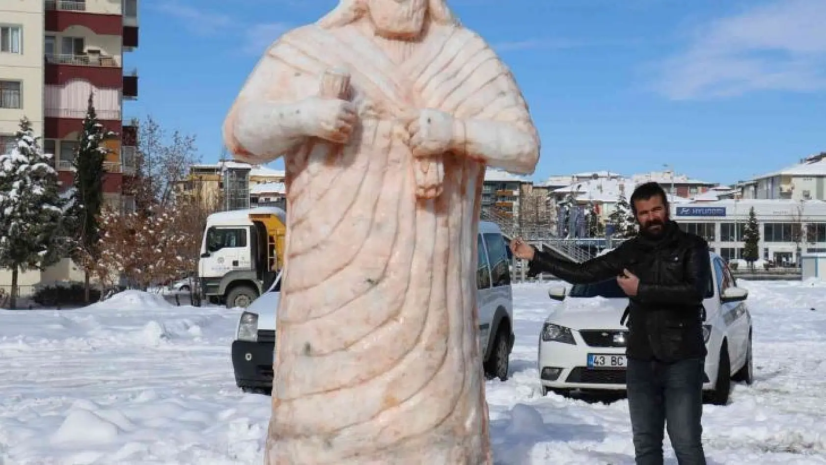Malatya'da kardan dev Tarhunza heykeli yoğun ilgi görüyor