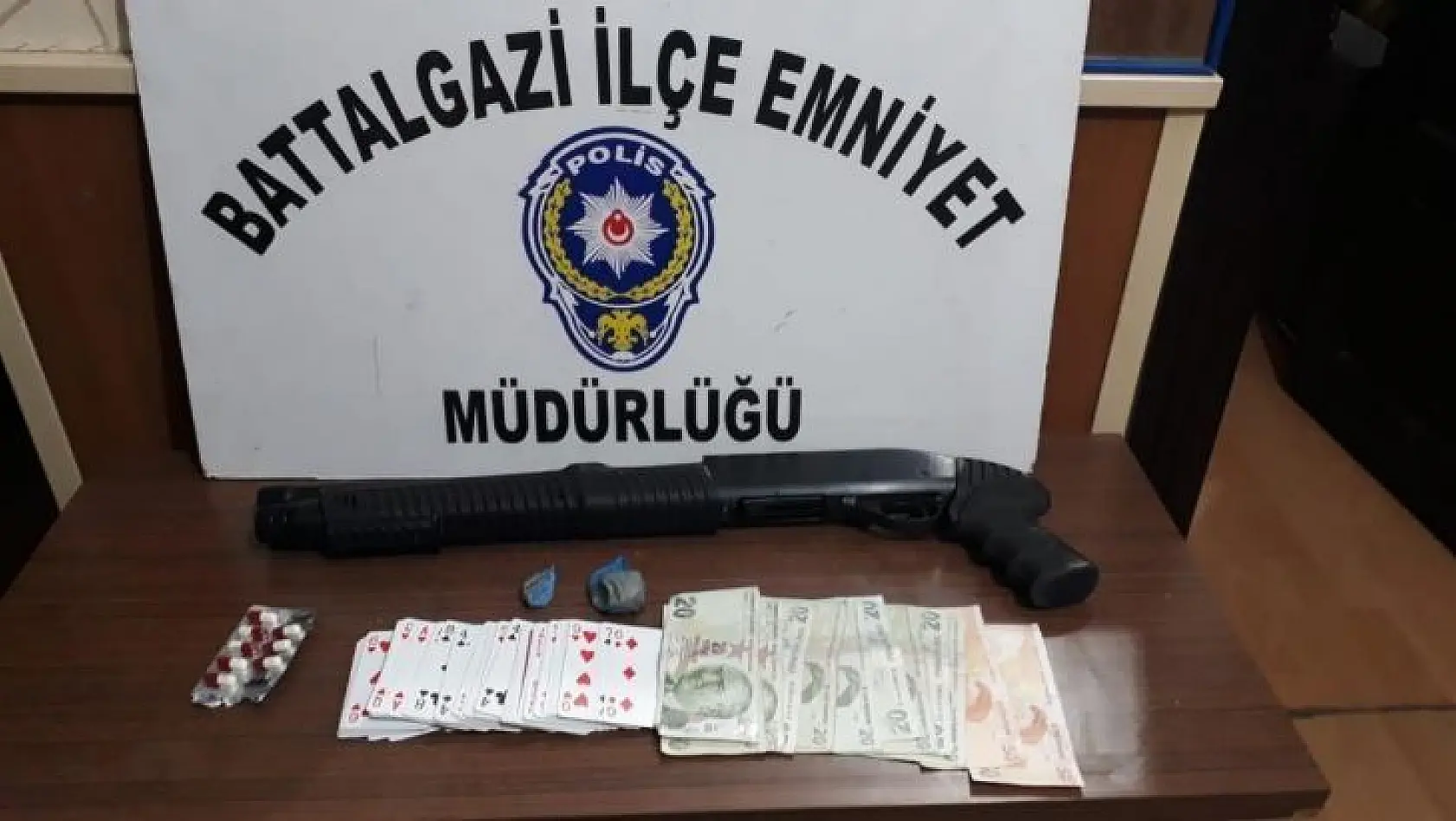 Malatya'da kumar baskınında silah ve uyuşturucu ele geçirildi
