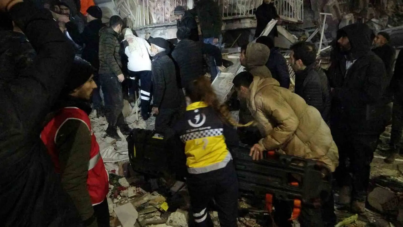 Malatya'da onlarca kişiye mezar olan iki binanın enkazı kaldırıldı