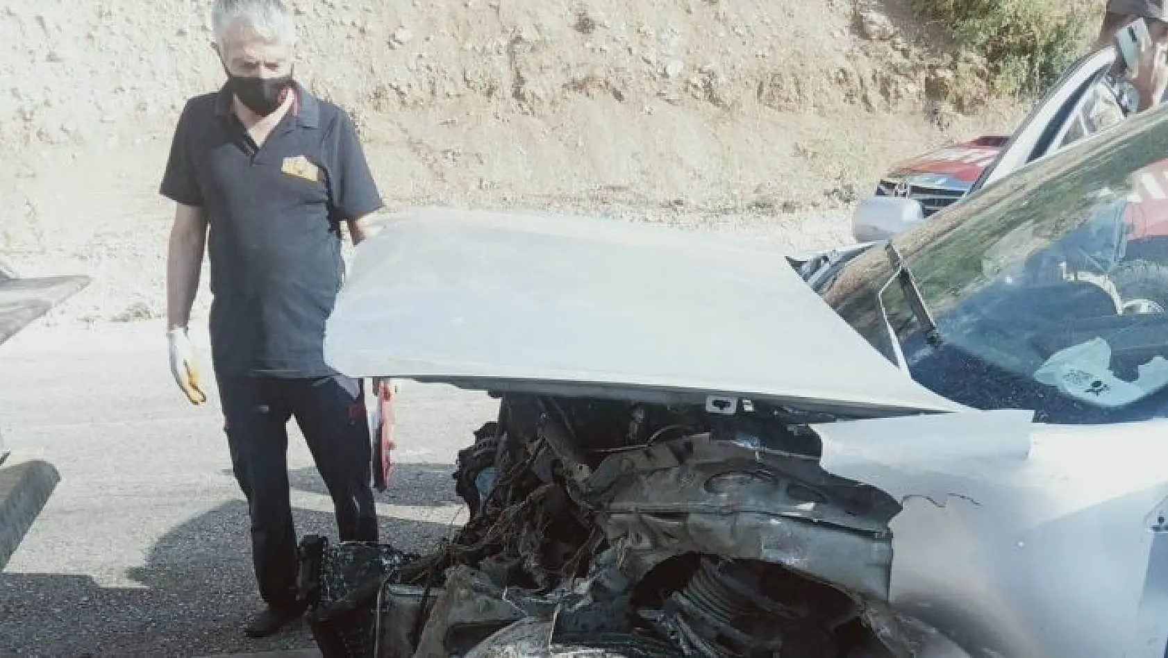 Malatya'da otomobil bariyerlere çarptı: 1'i ağır 4 yaralı