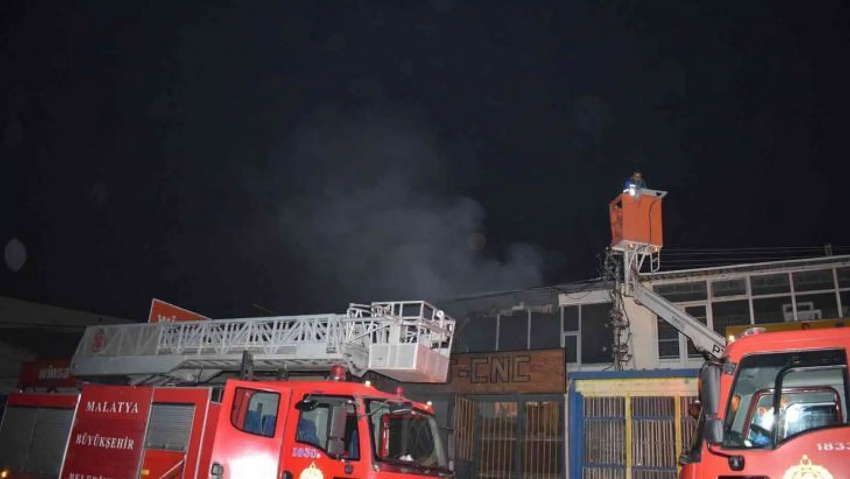 Malatya'da sanayi sitesinde korkutan yangın