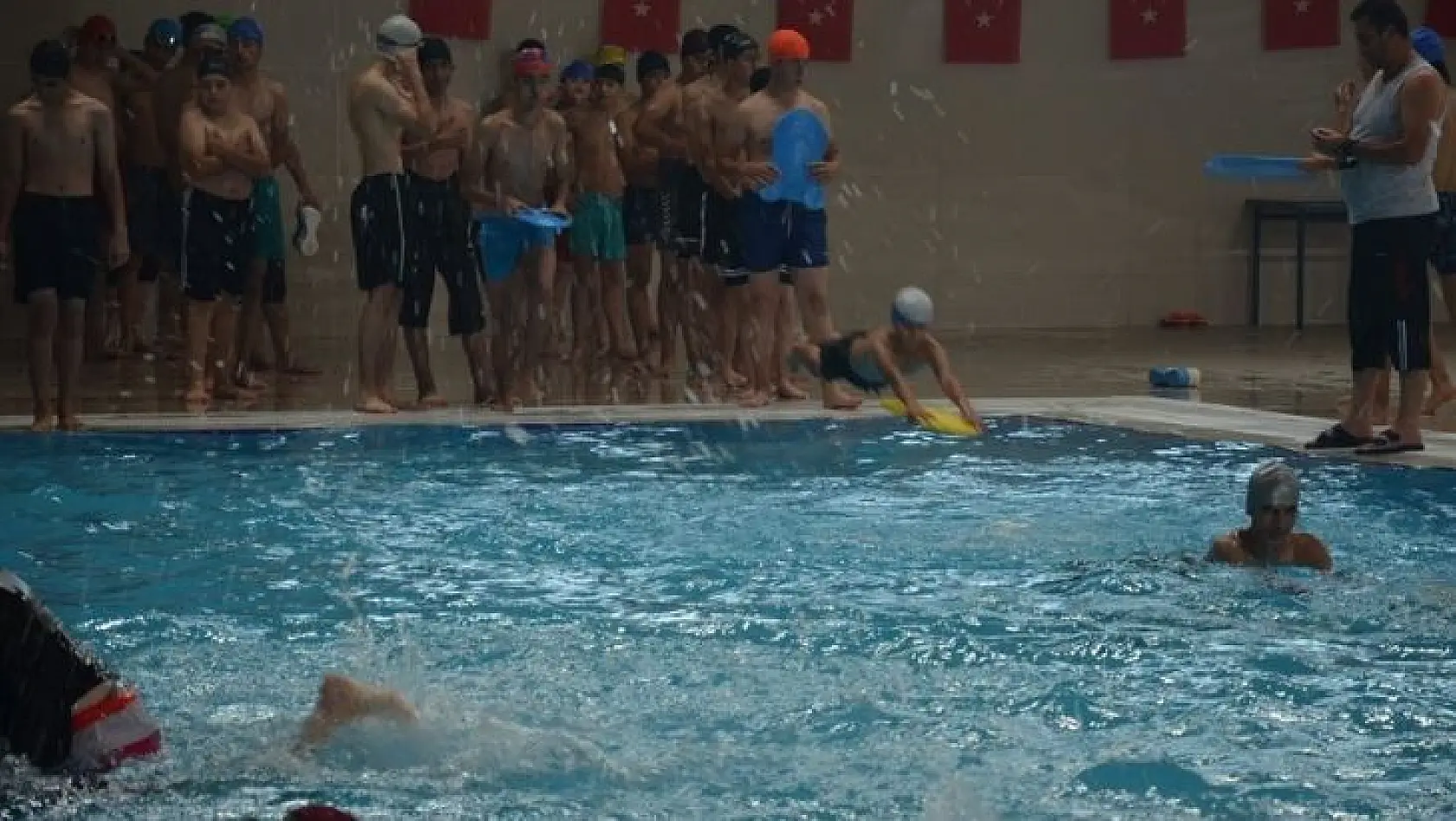 Malatya'da yüzme bilmeyen çocuklara ve gençlere ücretsiz kurs