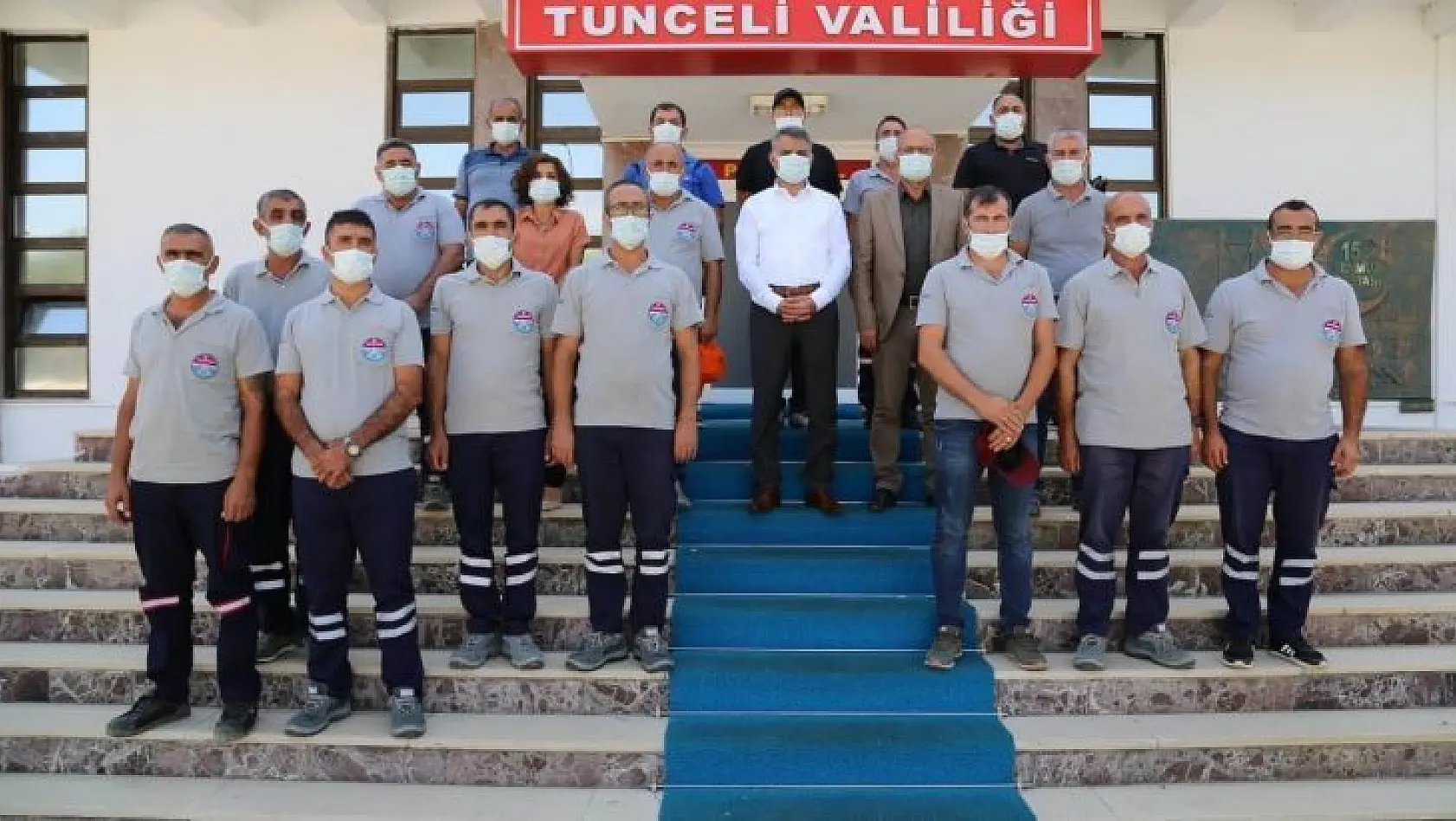 Manavgat'taki yangın söndürme çalışmalarına katılan ekip Vali Özkan'la bir araya geldi