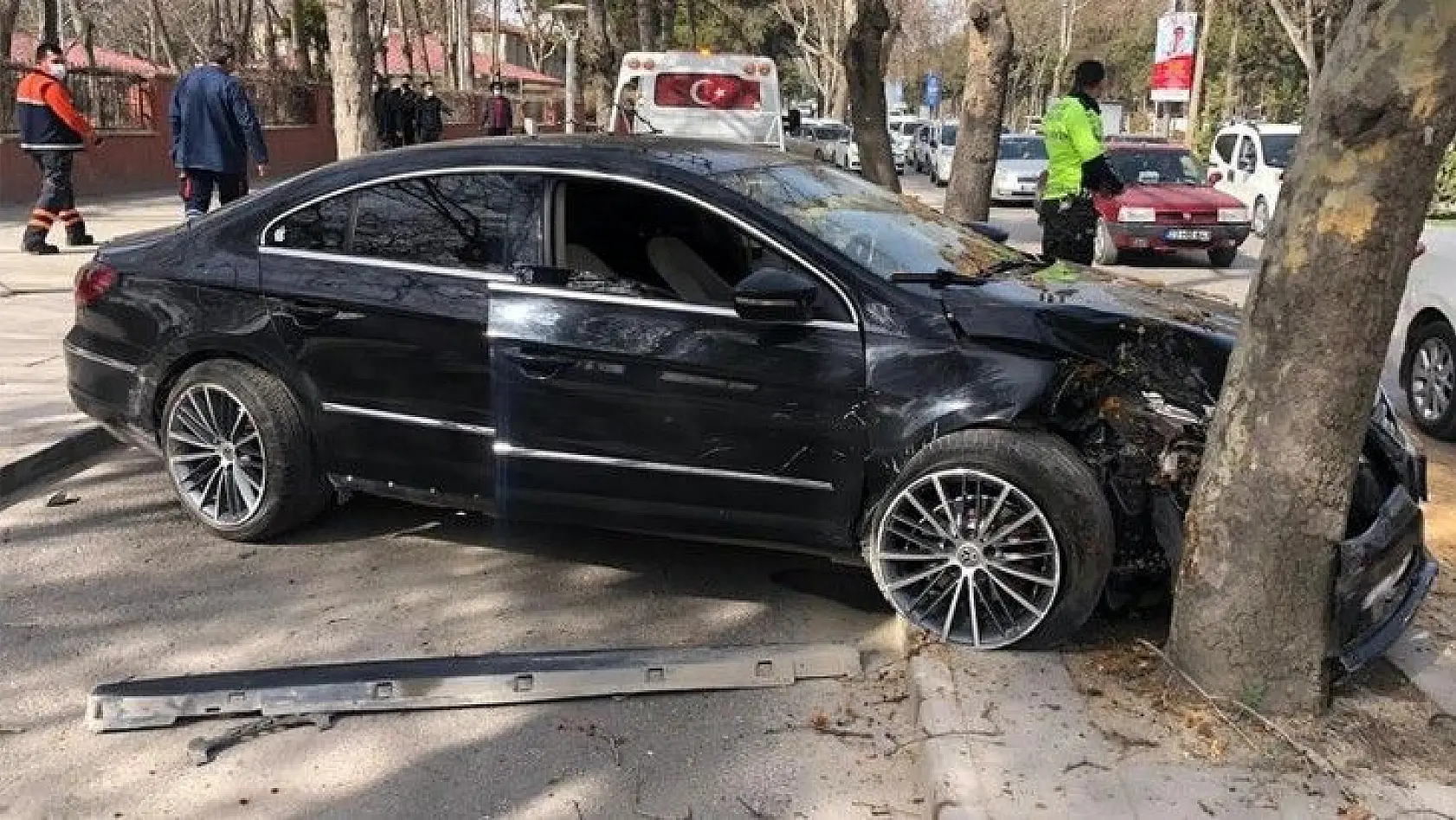 Otomobil ağaca çarptı:1 yaralı