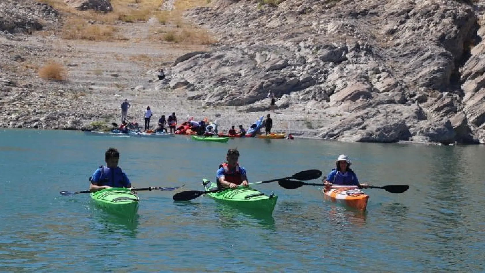 Özel çocuklar Keban Baraj Gölü'nde kano eğitimi aldı