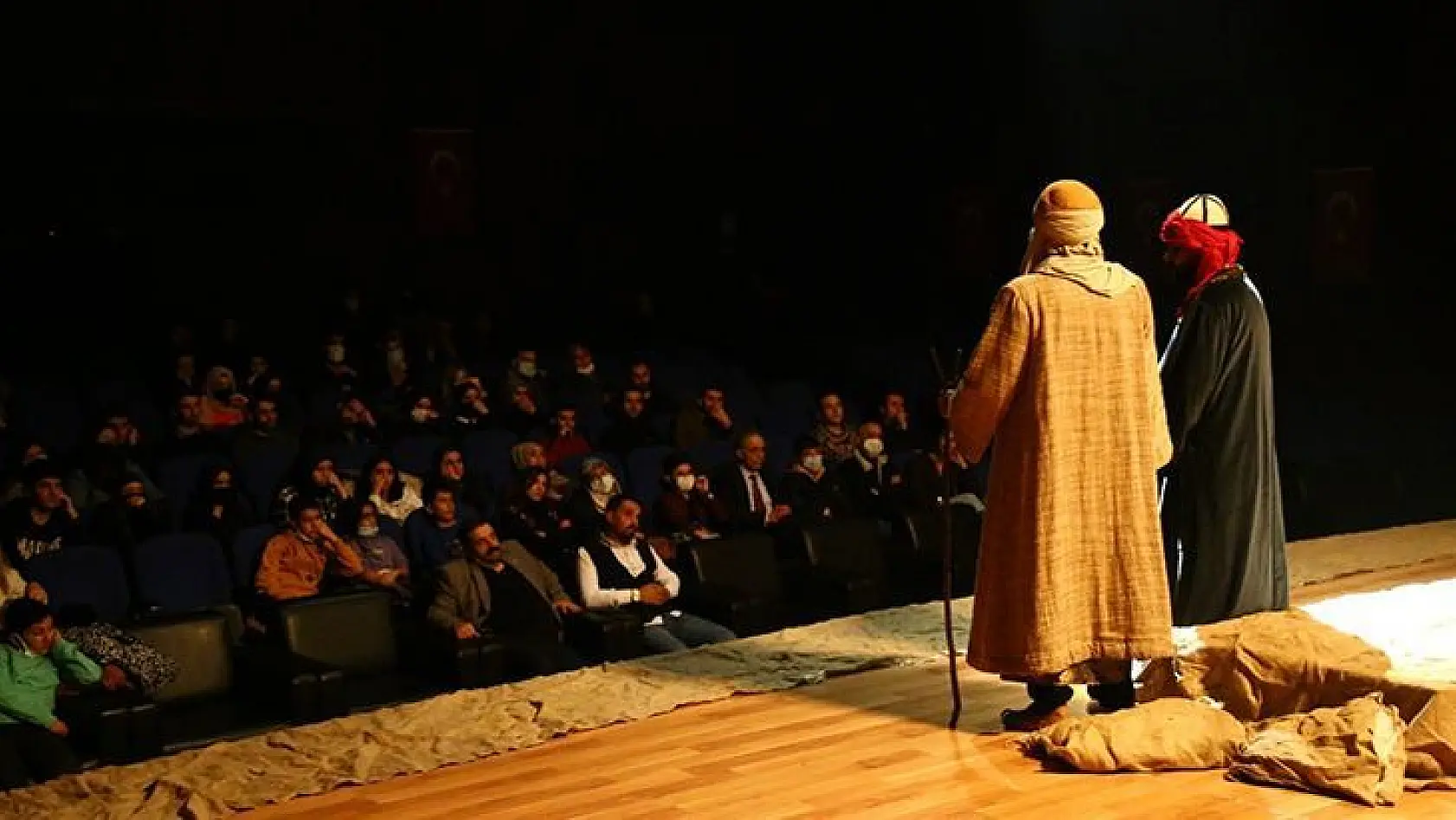 Sanatseverlerden 'Yunus Emre' Tiyatro Oyununa Büyük İlgi