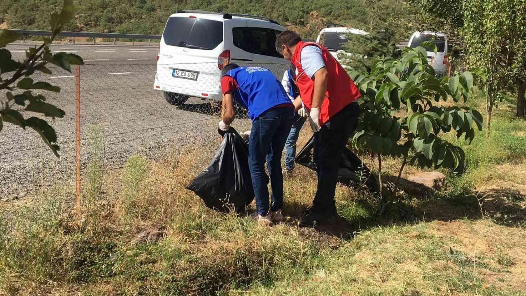 Solhan'da gönüllü gençler  çevre temizliği yaptı