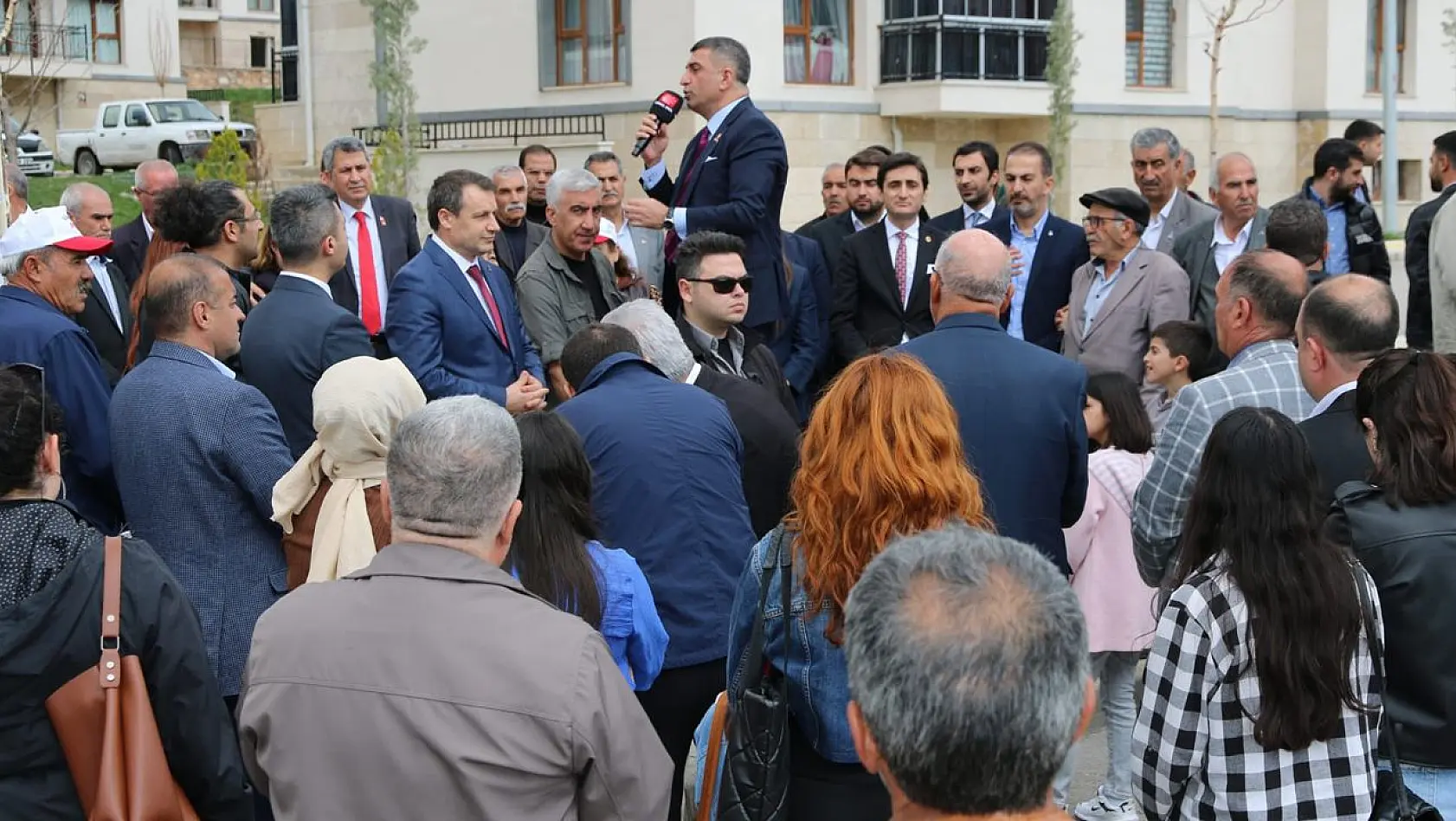 TOKİ sakinlerini ziyaret eden CHP Milletvekili Gürsel Erol'a sevgi seli