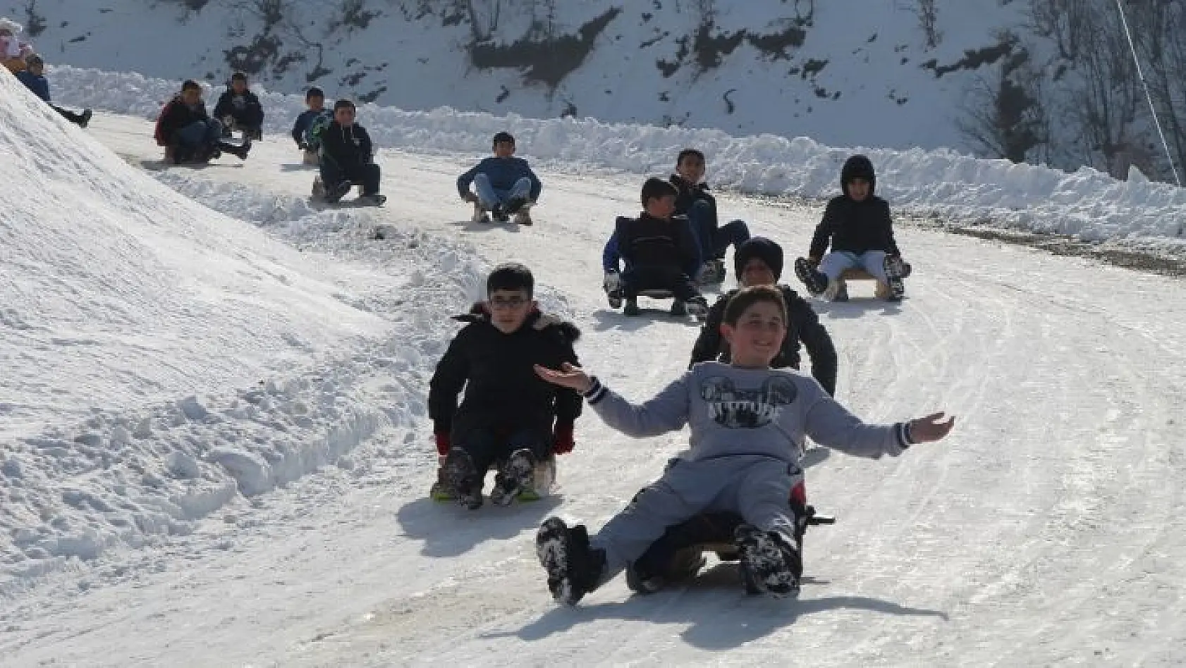 Trafiğe kapalı yol kayak pisti oldu, çocuklar babalarıyla doyasıya eğlendi