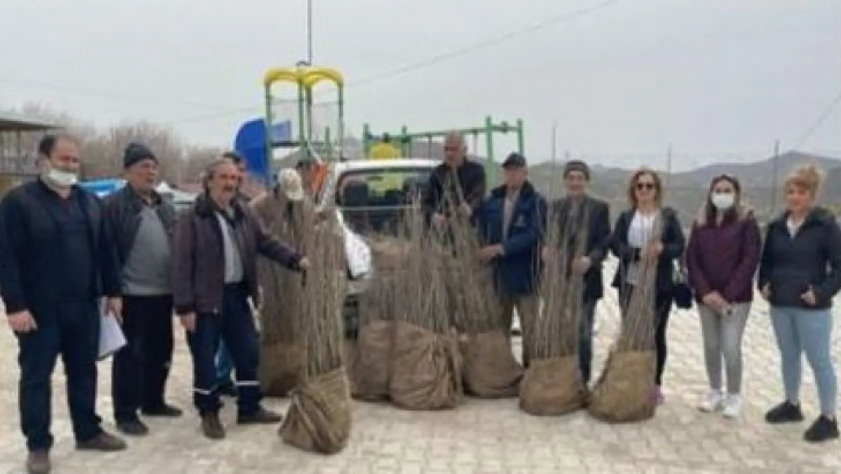 Tunceli'de 14 çiftçiye bedelsiz dut fidanı dağıtıldı