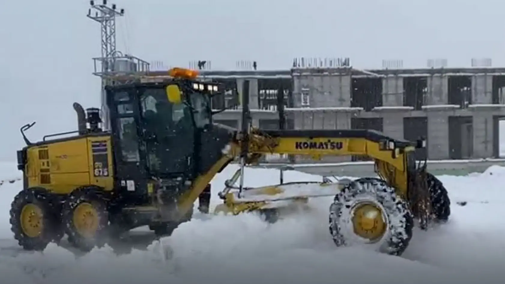 Tunceli'de 169 köy yolu ulaşıma kapandı, karla mücadele çalışması başladı