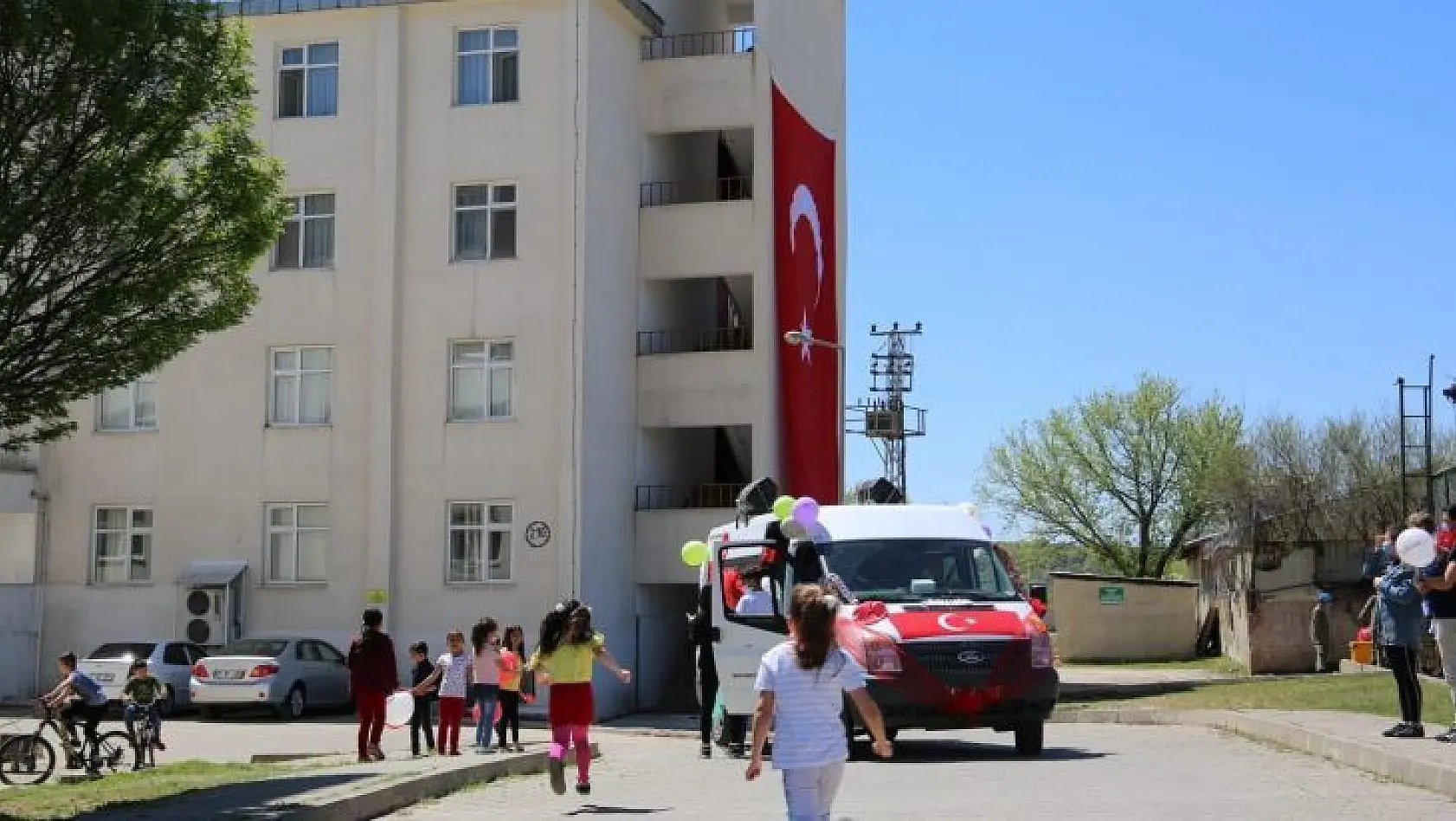Tunceli'de çocukların bayramı şenlik aracı ile kutlandı