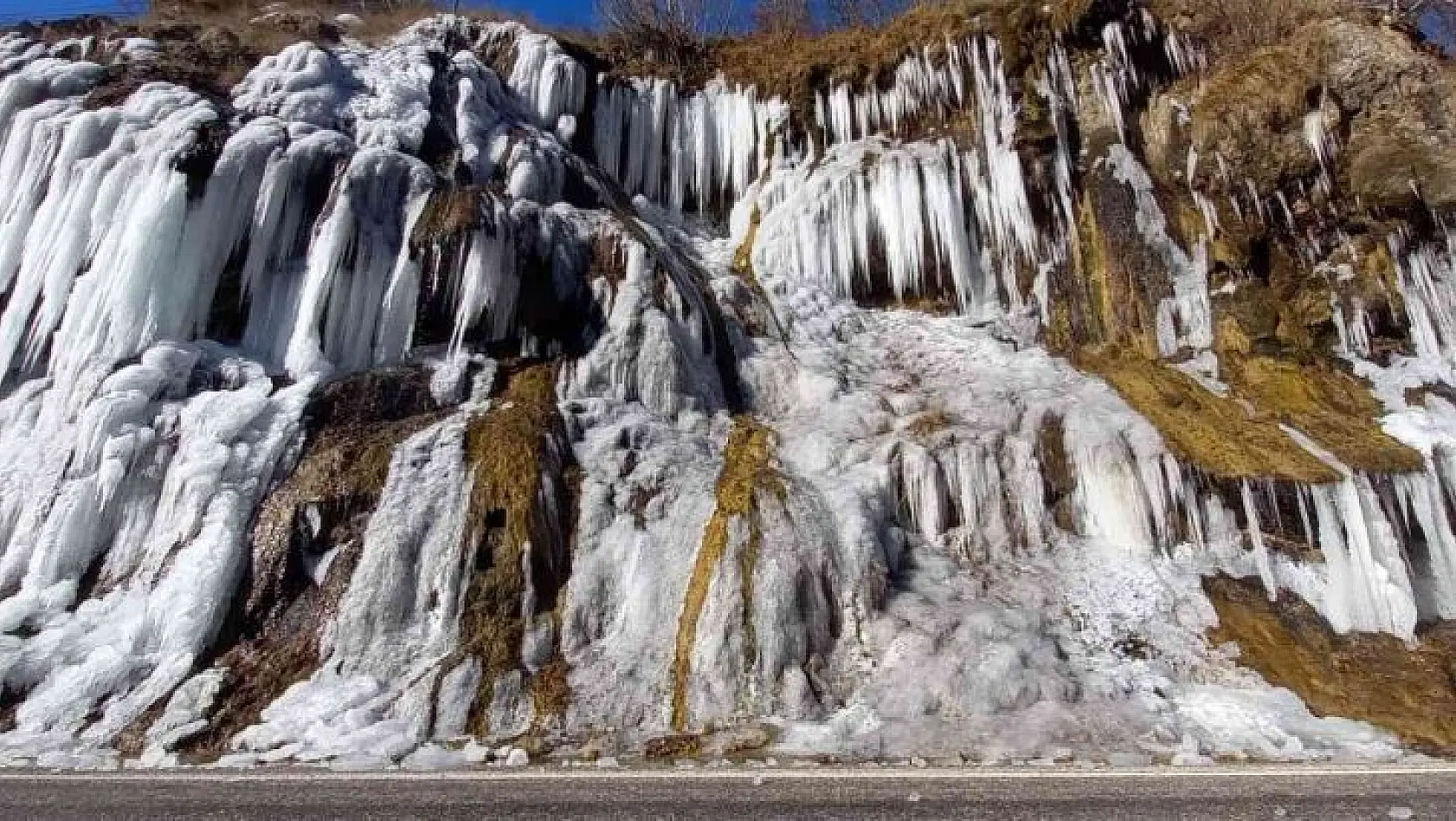 Tunceli'de havalar soğudu, 'Ağlayan Kayalar' buz tuttu