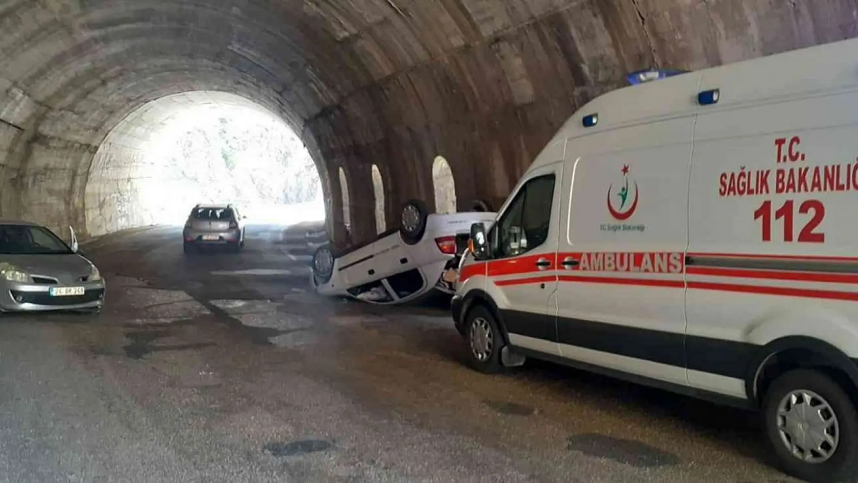 Tunceli'de iki otomobil tünelde çarpıştı: 4 yaralı