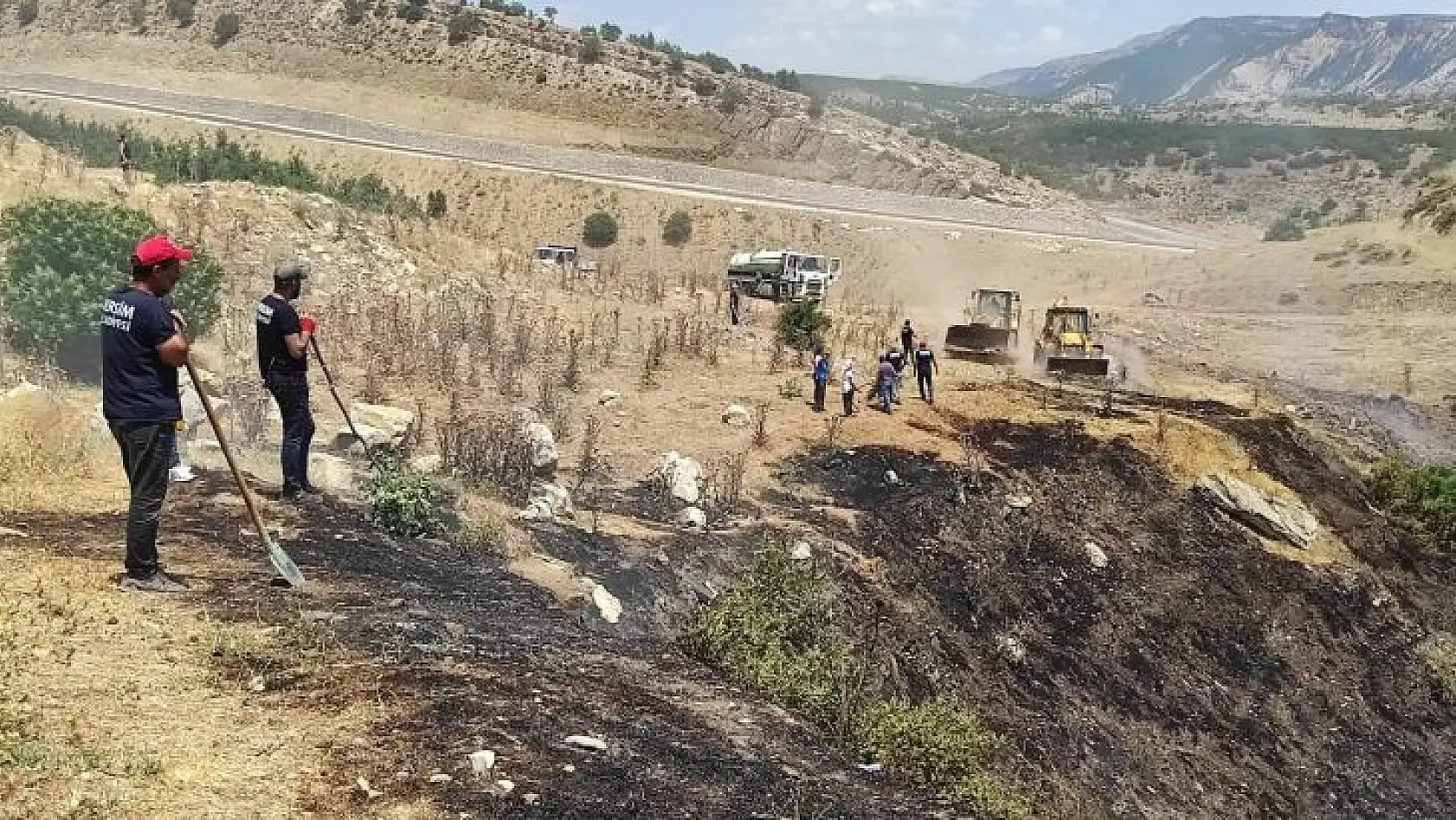 Tunceli'de korkutan yangın: Alevler ormanlık alana sıçramadan kontrol altına alındı