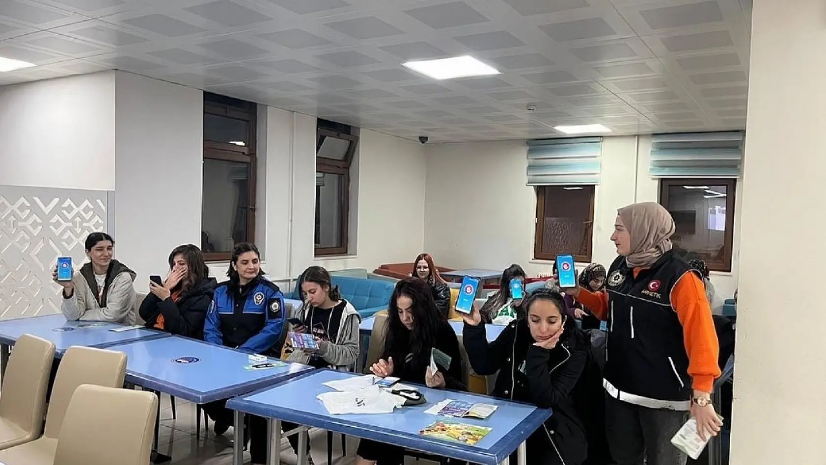 Tunceli'de polis ekipleri vatandaş ve öğrencileri bilgilendirdi