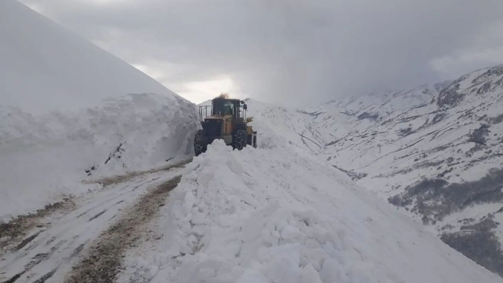 Tunceli-Erzincan karayolu kar nedeniyle tüm araç geçişlerine kapatıldı