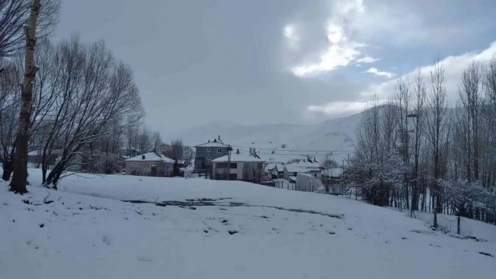 Tunceli'nin yüksek kesimlerimde kar yağışı etkili oldu