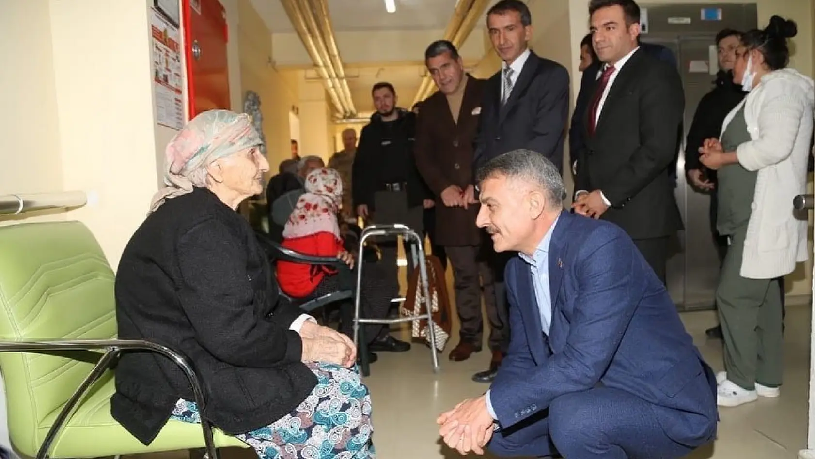 Tunceli Valisi Özkan'dan huzurevine yeni yıl ziyareti