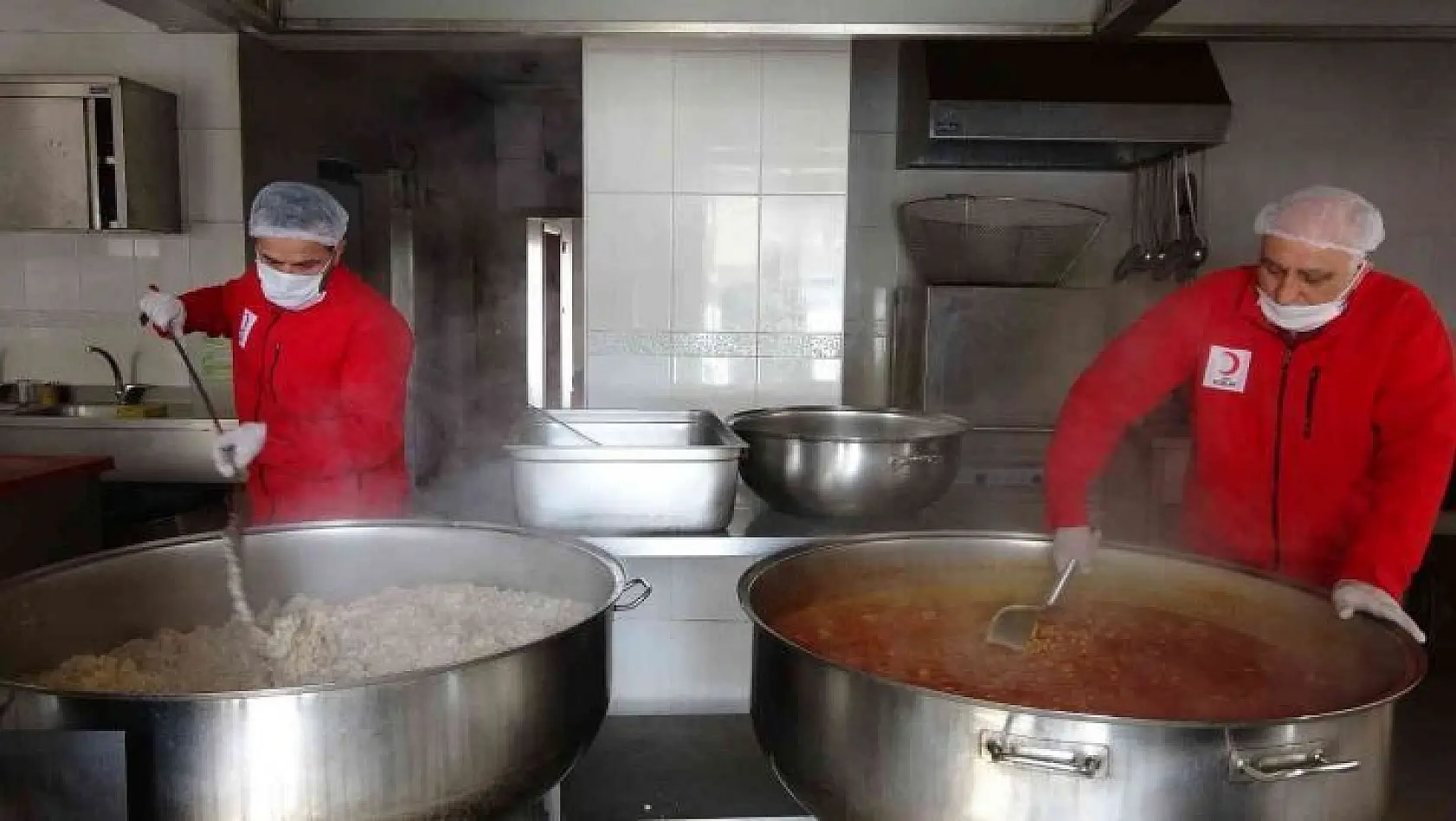 Türk Kızılay, Ramazan ayında binlerce vatandaşa sıcak yemek ulaştırıyor