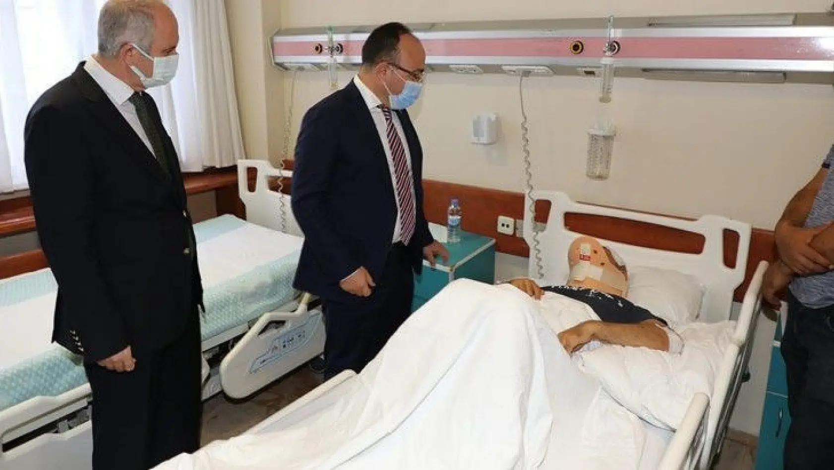 Vali Yırık, kazada yaralanan Öğretim Üyesi Dikici'yi ziyaret etti
