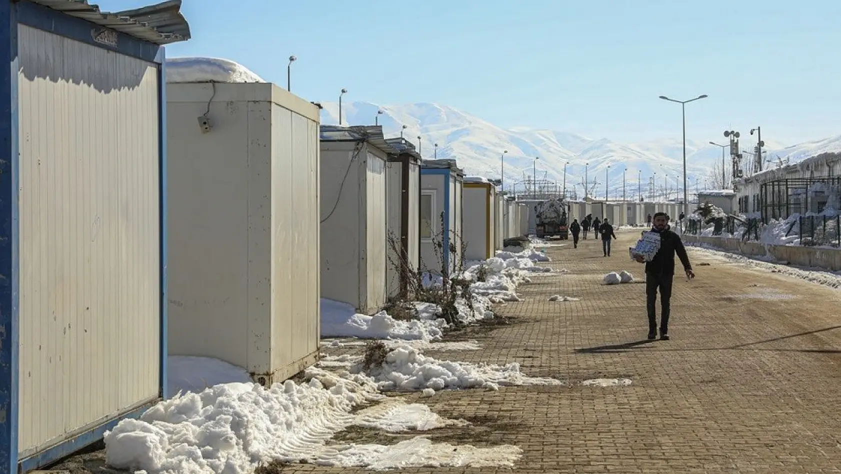 Van ekibi Malatyalı depremzedeler için konteyner kent kuruyor