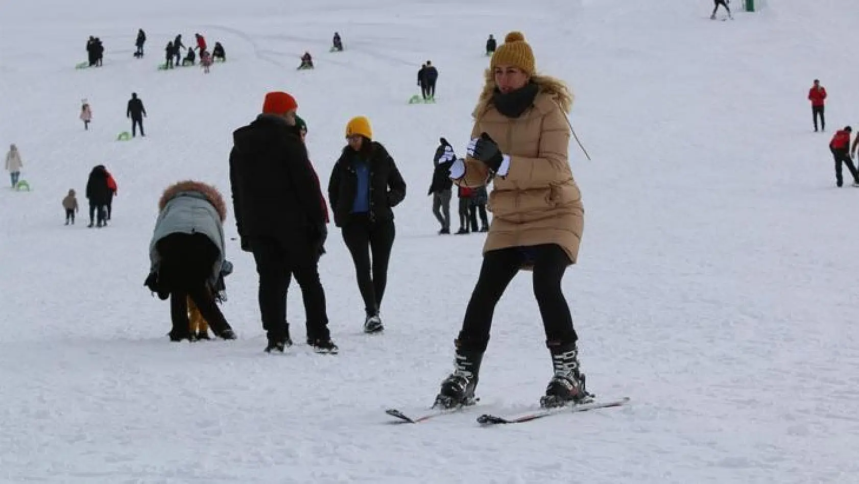 Vatandaşlar Hazarbaba Kayak Merkezine akın etti