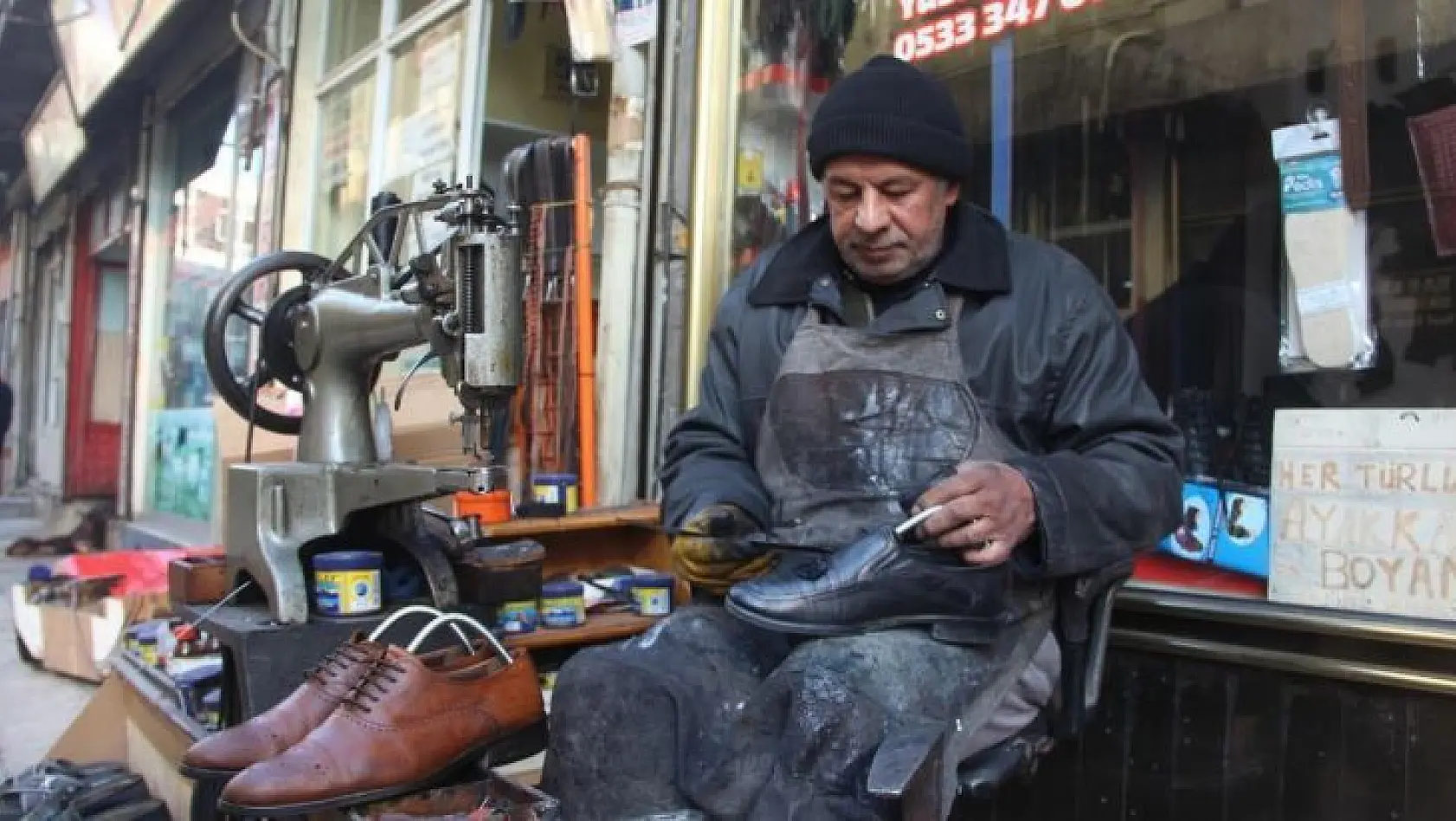 Yarım asırdır baba mesleği olan ayakkabı tamirciliğini icra ediyor