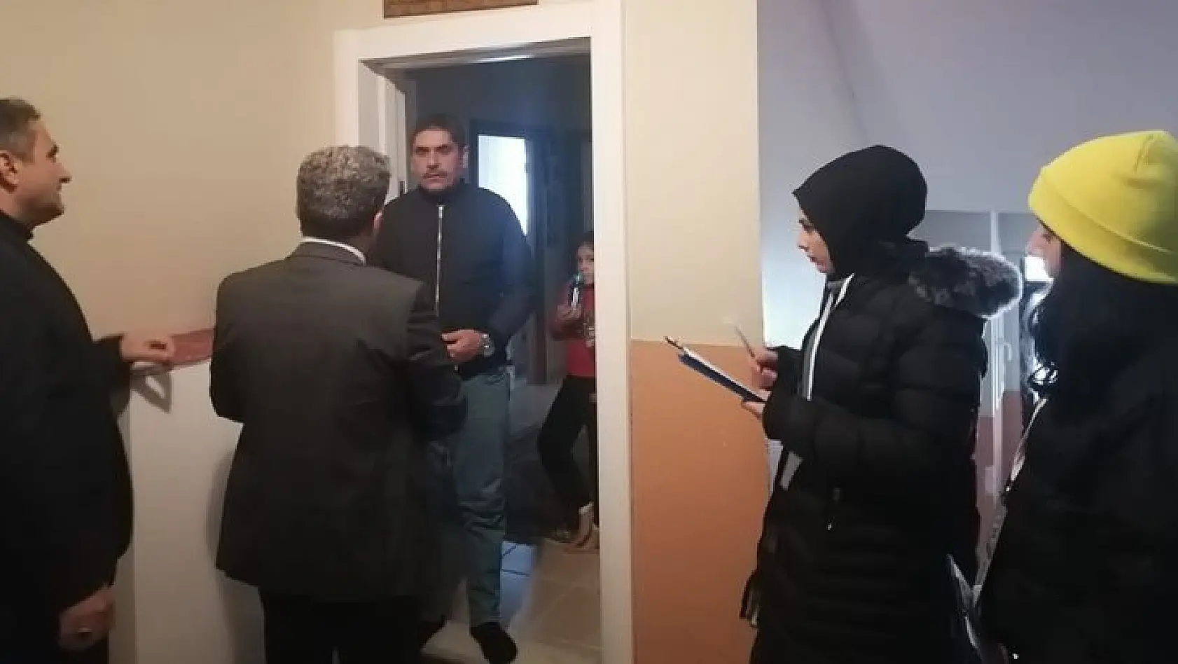 Yazıkonak'ta Halkın Öneri, İstek Ve Şikayetleri Kapı Kapı Ziyaret Edilerek Alınıyor