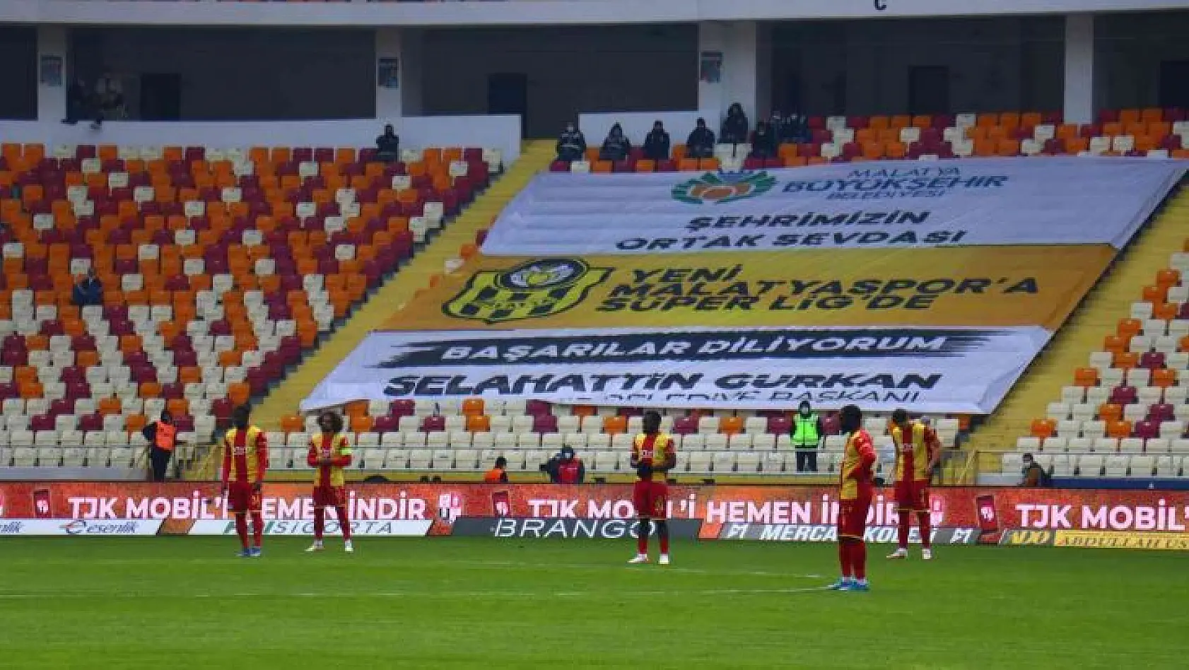 Yeni Malatyasporlu futbolcular maça protesto ile başladı